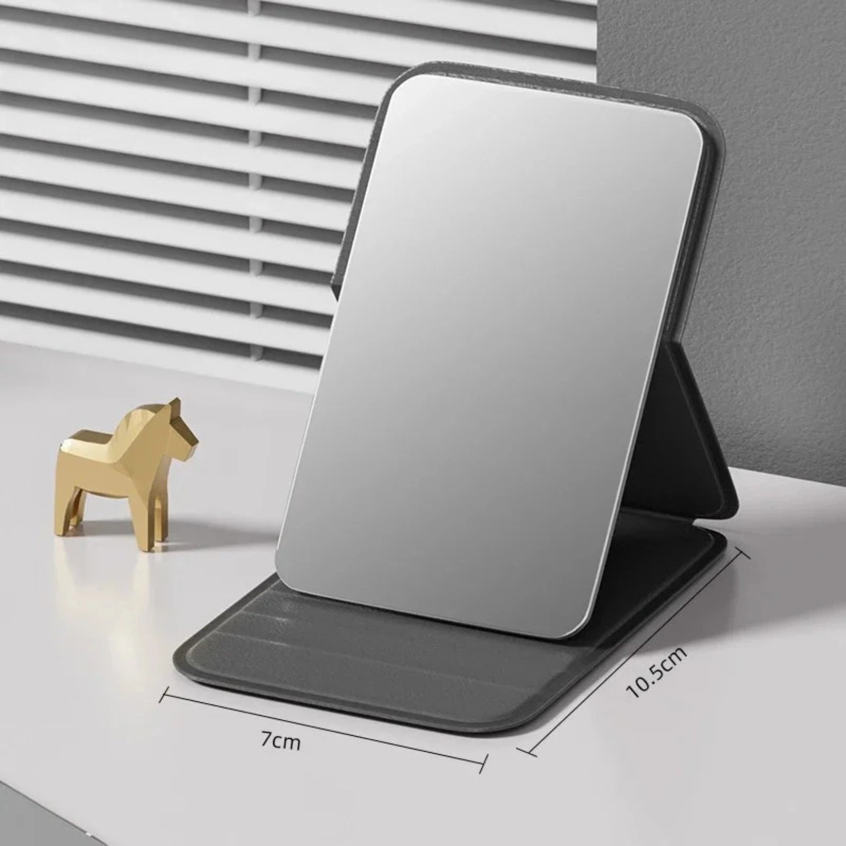 Dimensions du miroir de poche noir pliable 7 x 10,5 cm.