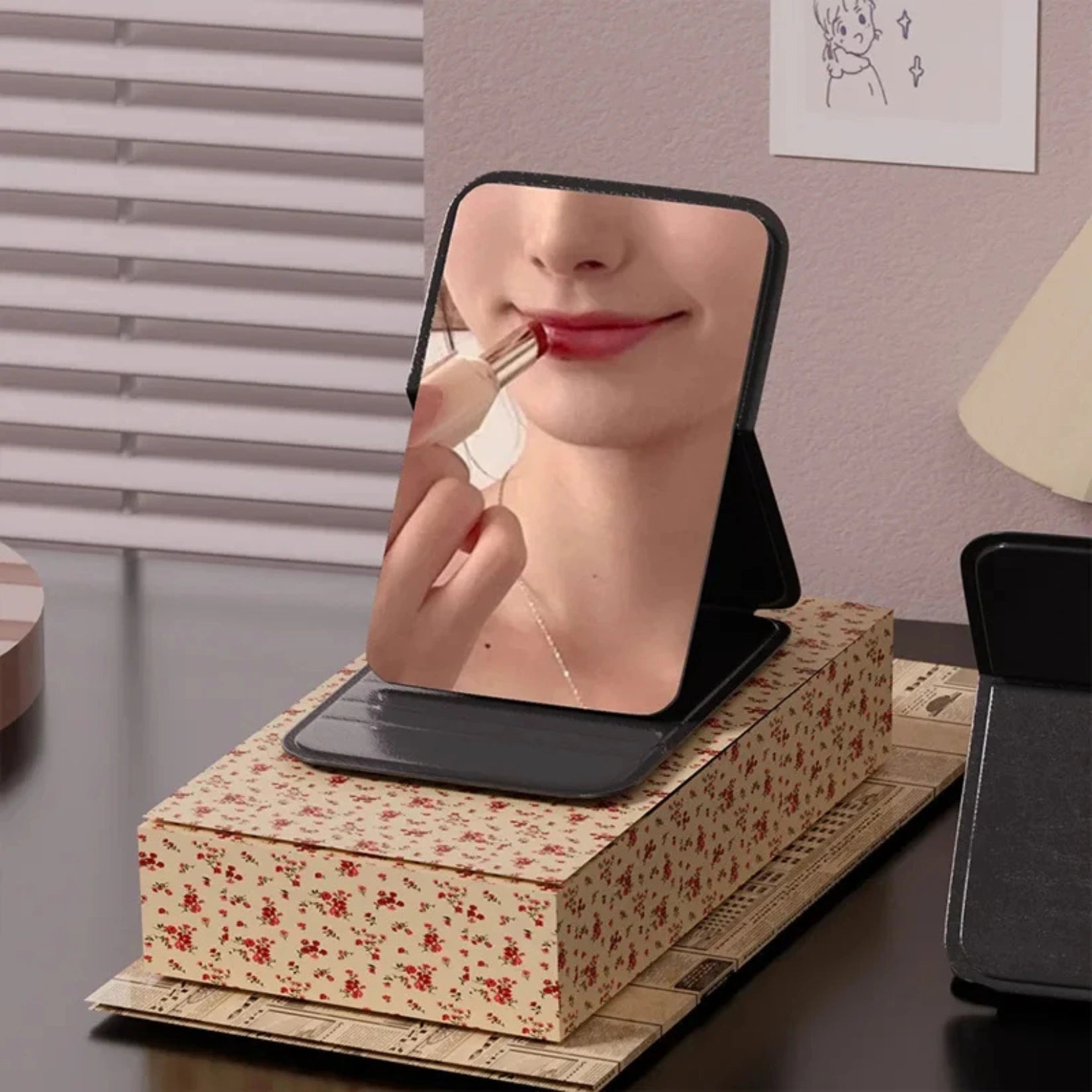 Miroir de poche pliable utilisé pour le maquillage des lèvres.