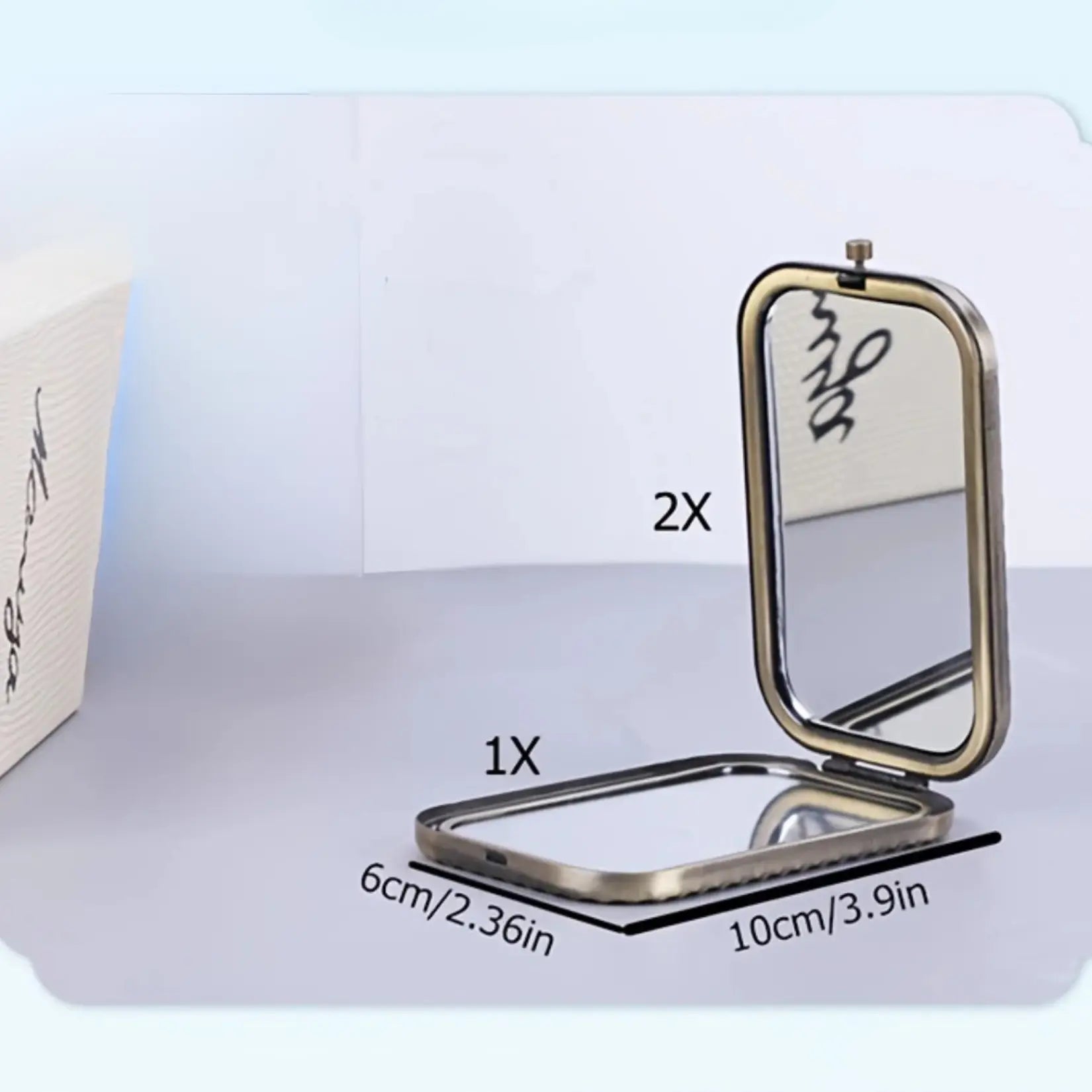 Zoom sur les dimensions et le double grossissement du miroir de poche vintage 1X et 2X.