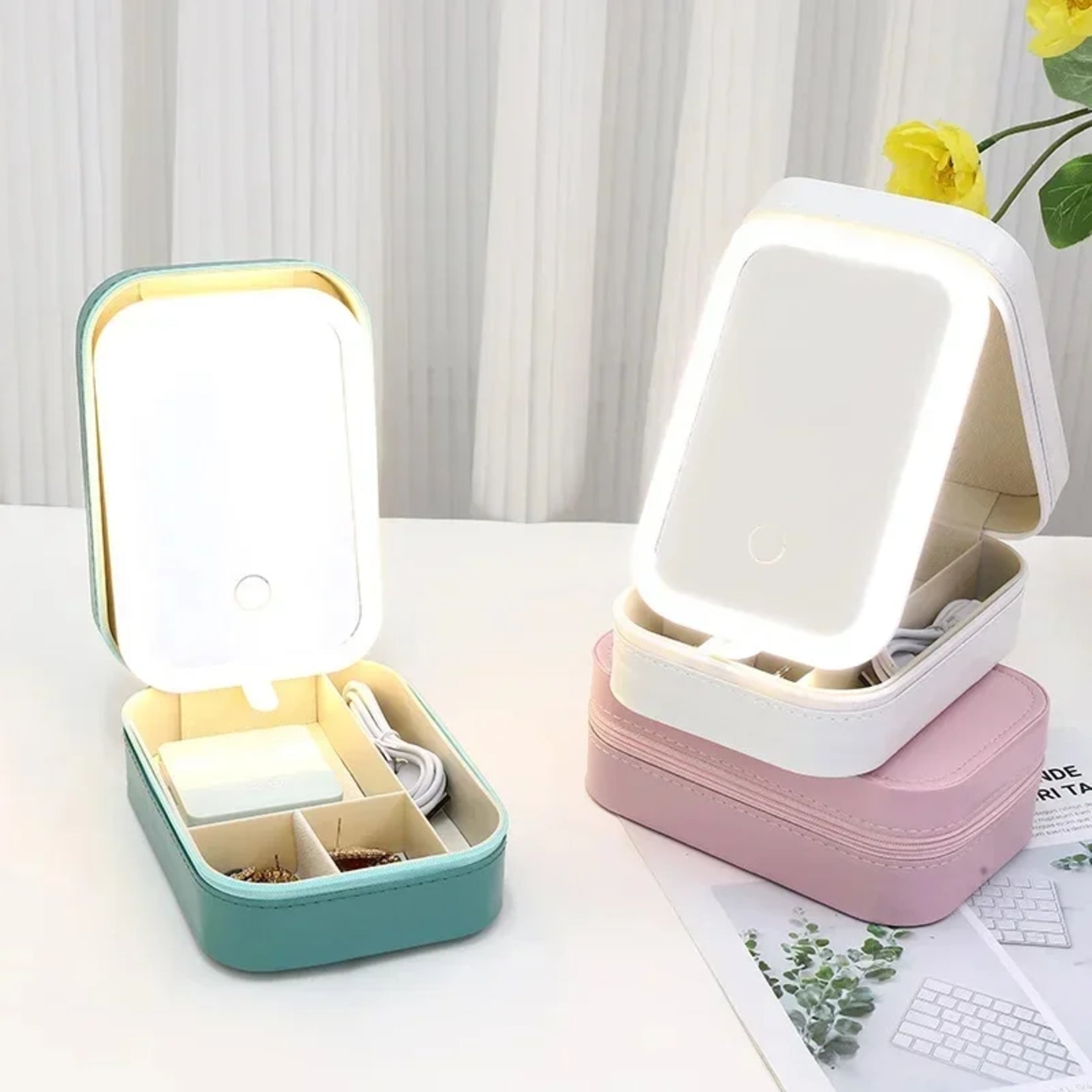 Miroir de sac LED compact vert et blanc, coffrets ouverts avec compartiments et câble, idéal pour le voyage.