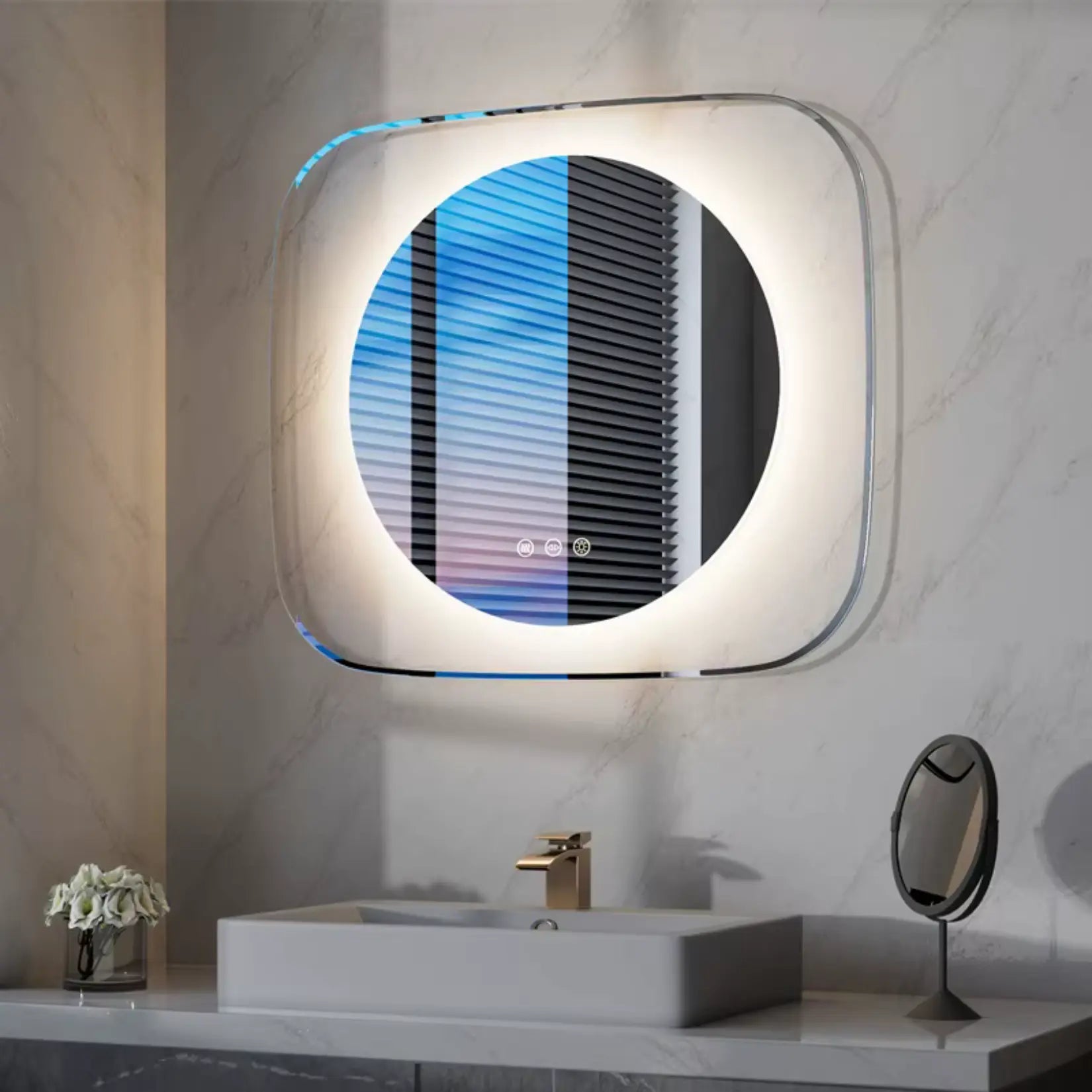 Miroir de salle de bain LED design avec reflets bleutés et contrôle tactile allumé.