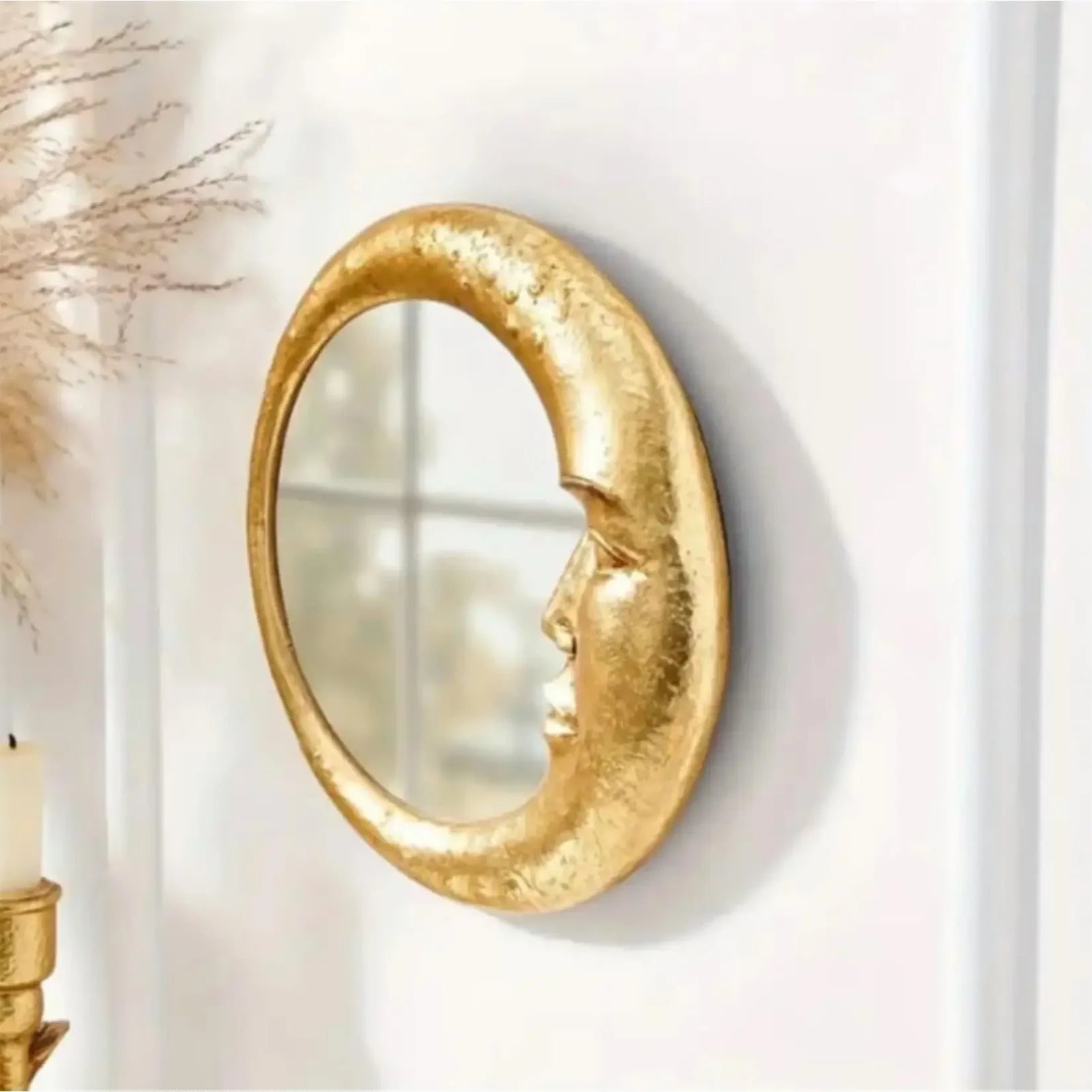 Miroir de Sorcière gros plan détails dorés.