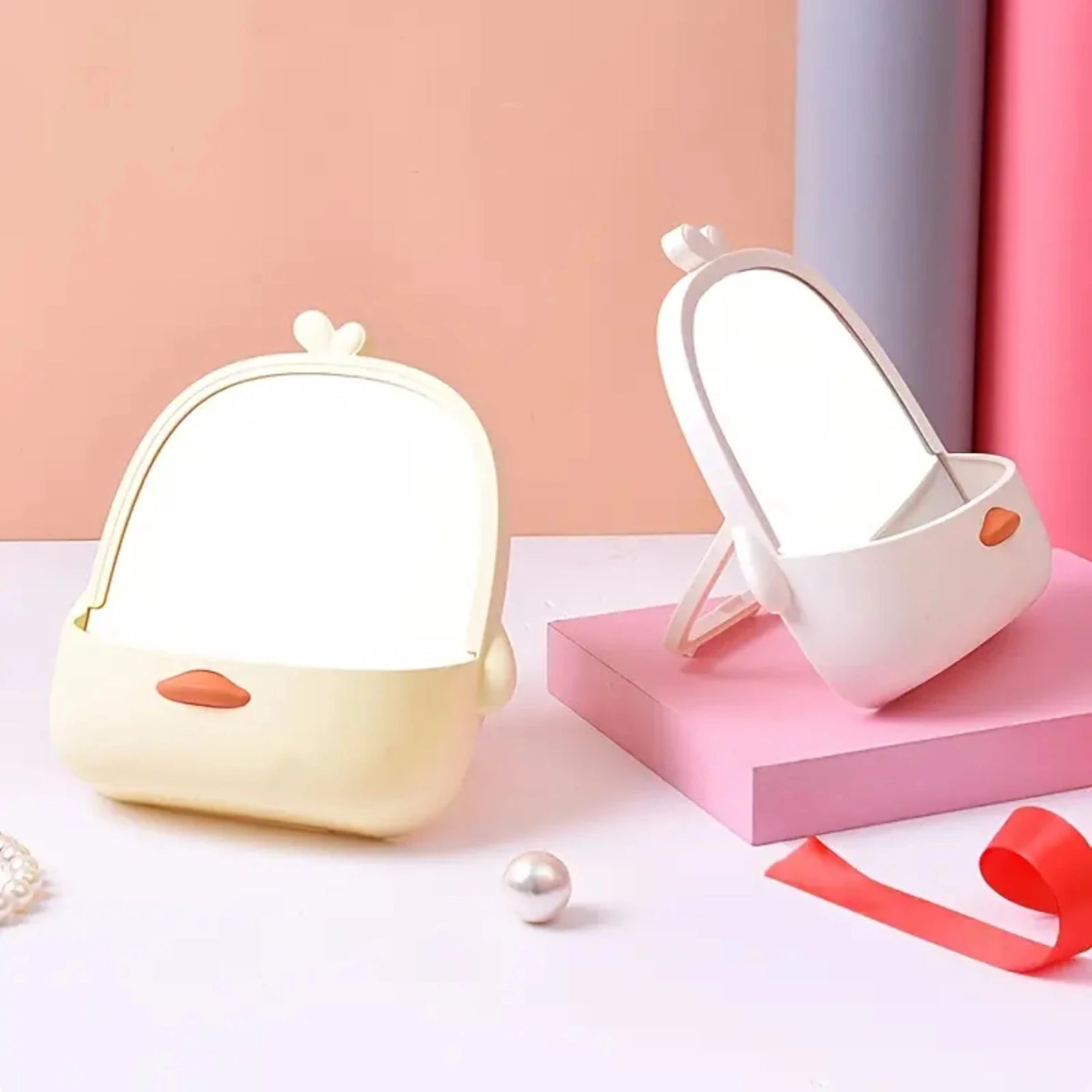 Deux miroirs de table avec rangement présentés en ambiance, coloris assortis.