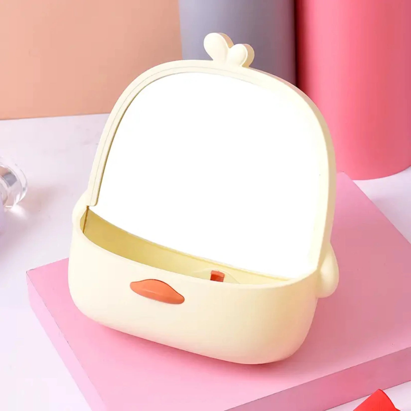 Miroir de table avec rangement posé sur présentoir, format compact pour coiffeuse ou bureau.