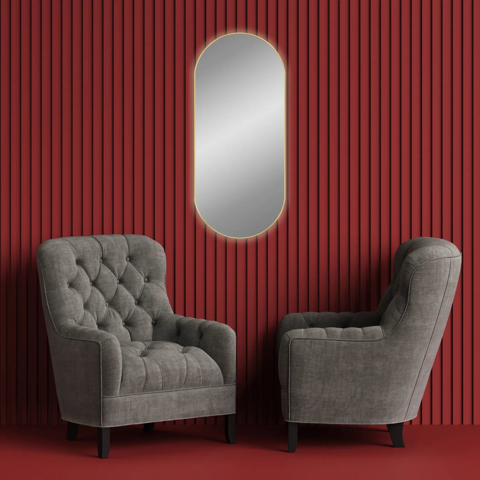 Miroir design doré mural 100x45 cm sur un mur rouge entre deux fauteuils.