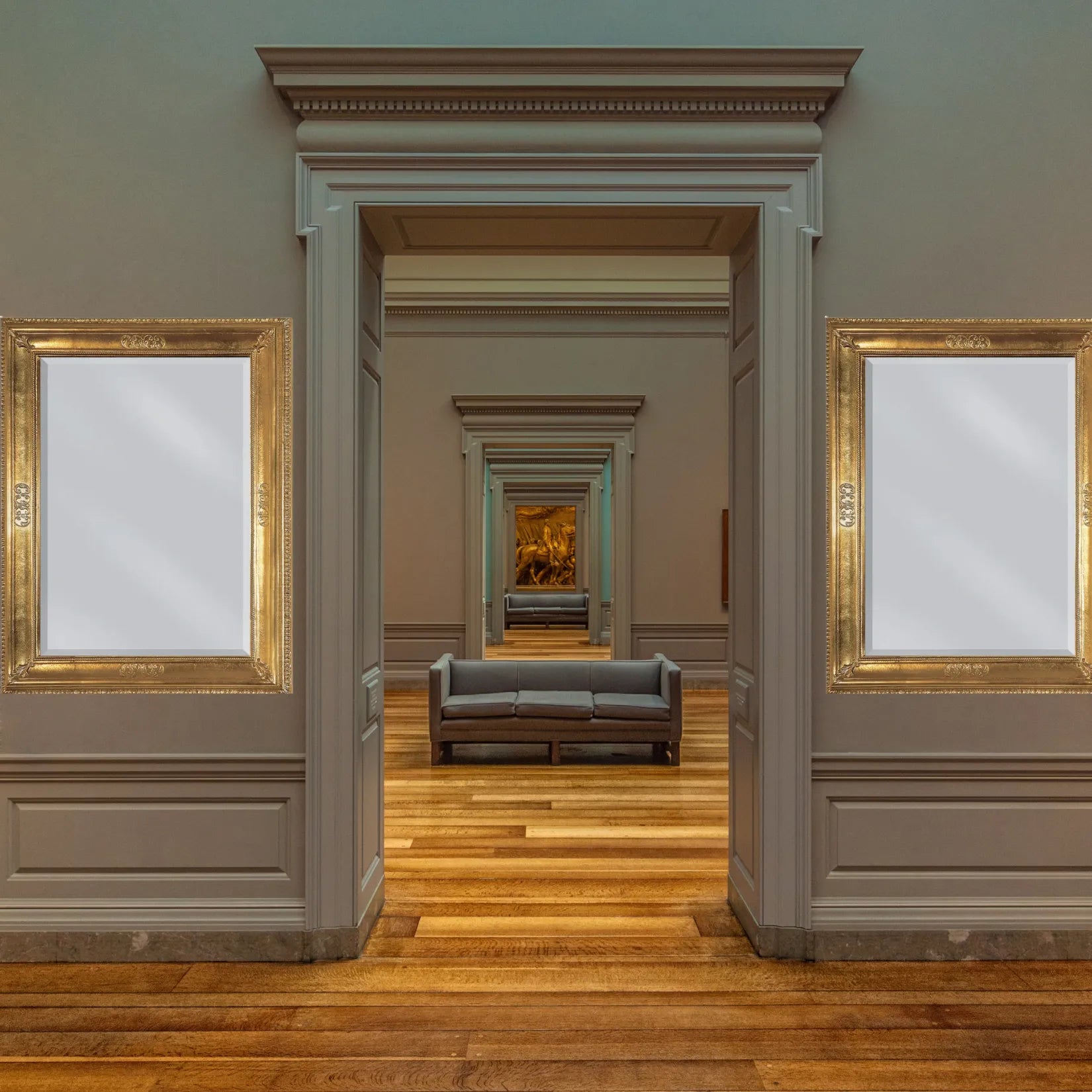 Miroir doré ancien dans une galerie d'art classique.