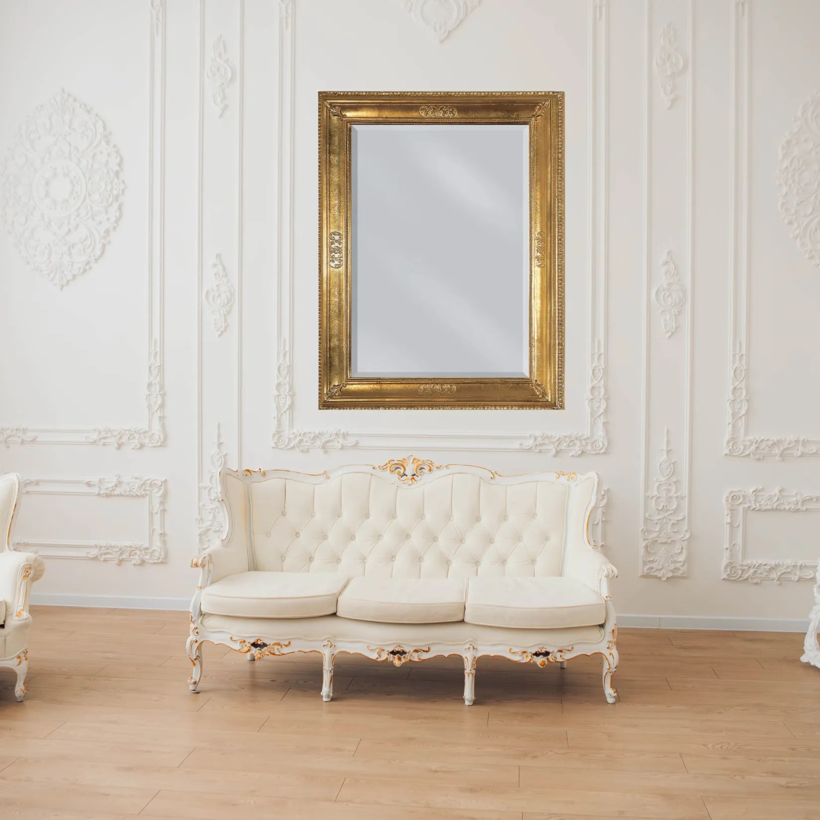 Miroir doré ancien posé dans un salon classique blanc.