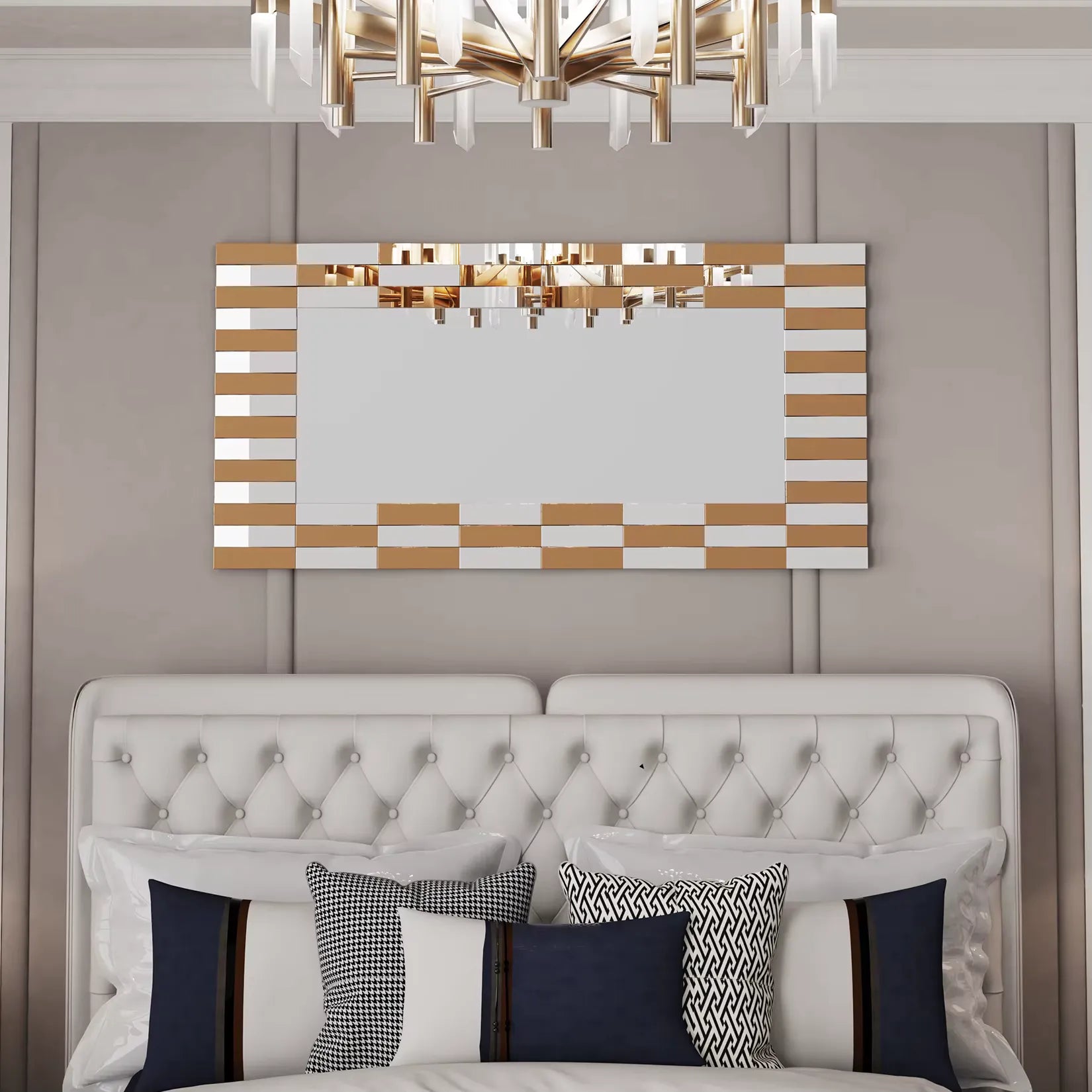 Miroir doré design 60x120 cm dans une chambre luxueuse avec suspension dorée.