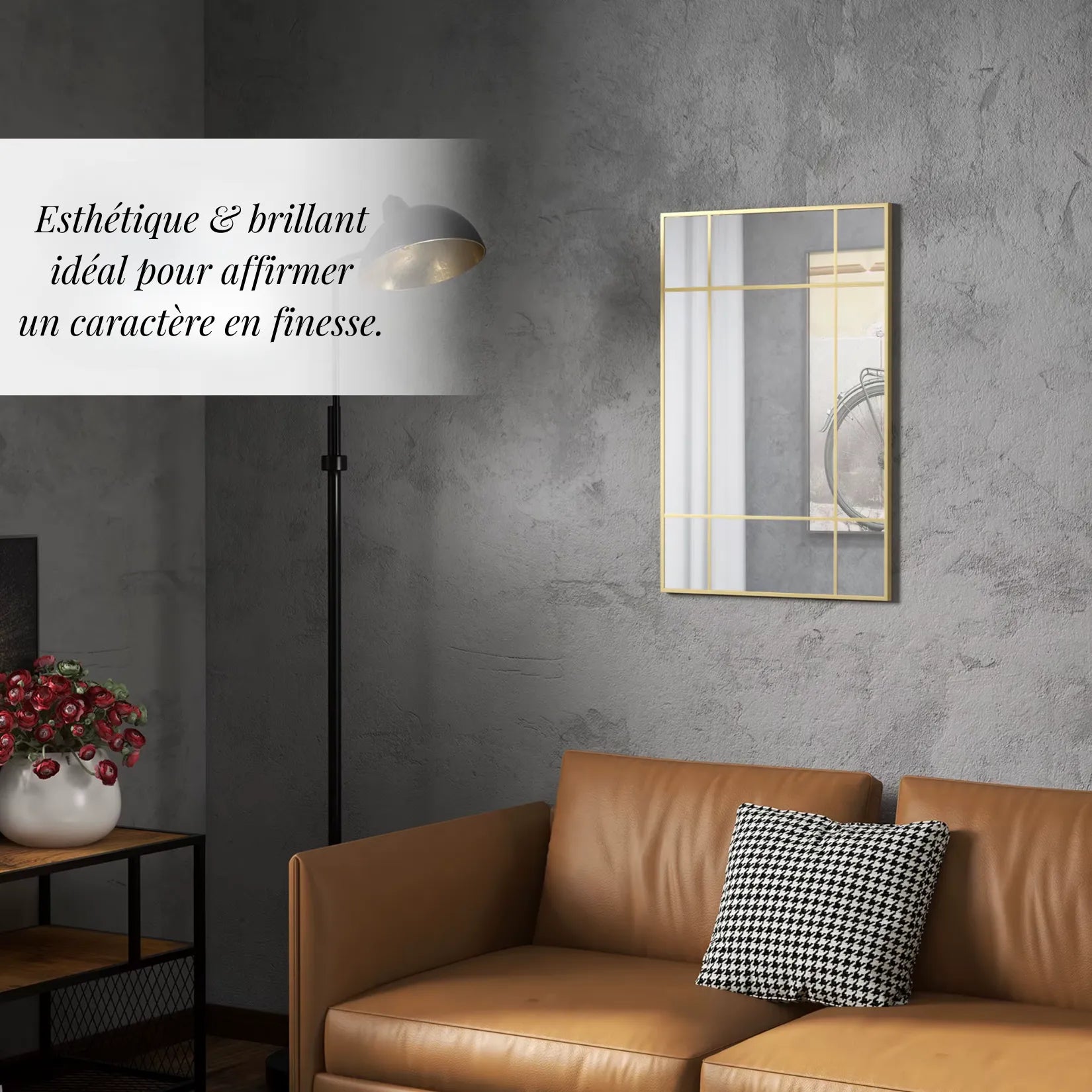 Miroir doré mural installé dans un salon moderne au mur gris.