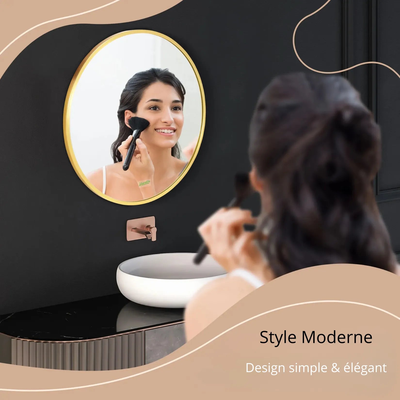 Miroir doré salle de bain rond 50 cm – usage maquillage au-dessus vasque noire.