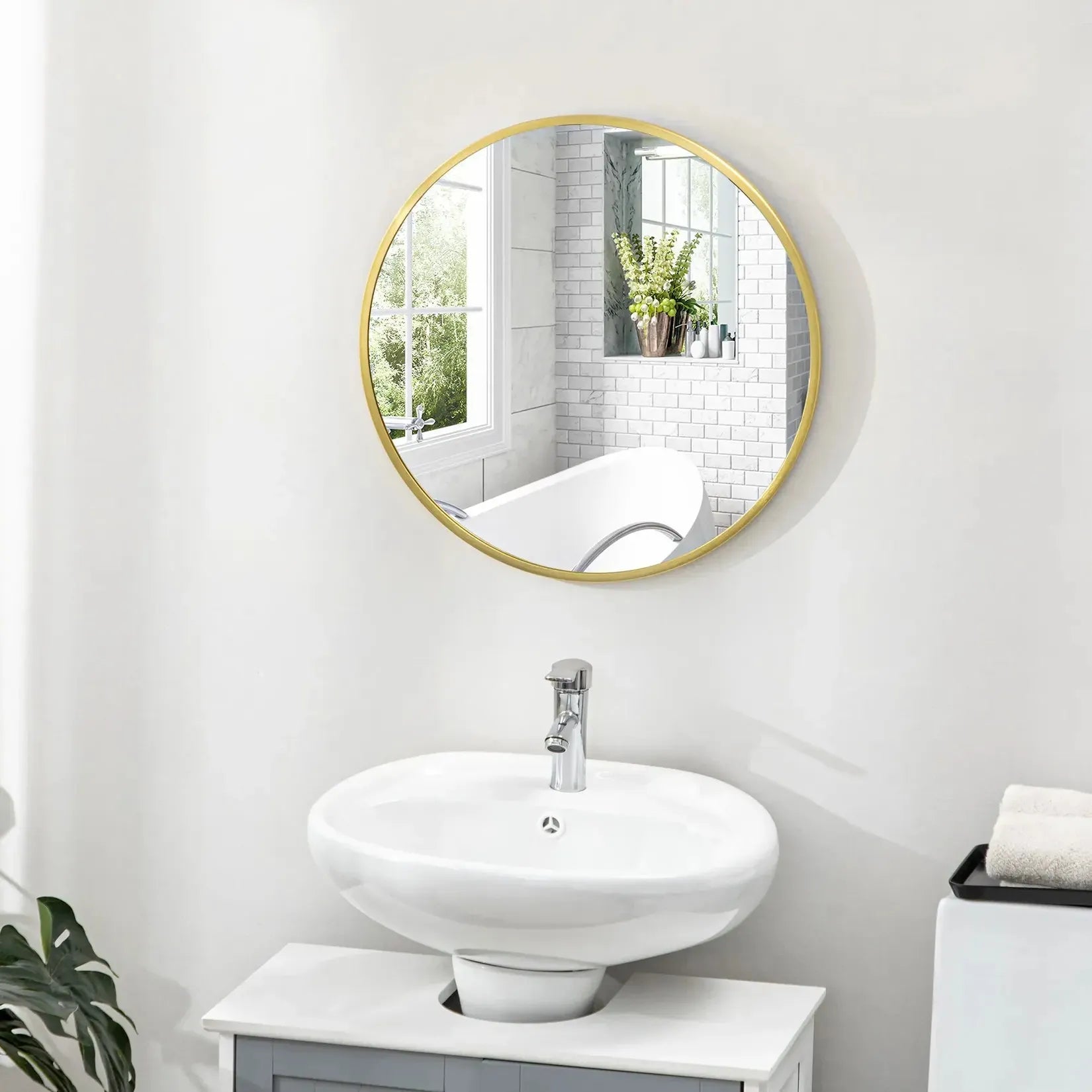 Miroir doré salle de bain rond 50 cm au-dessus vasque blanche – salle lumineuse.