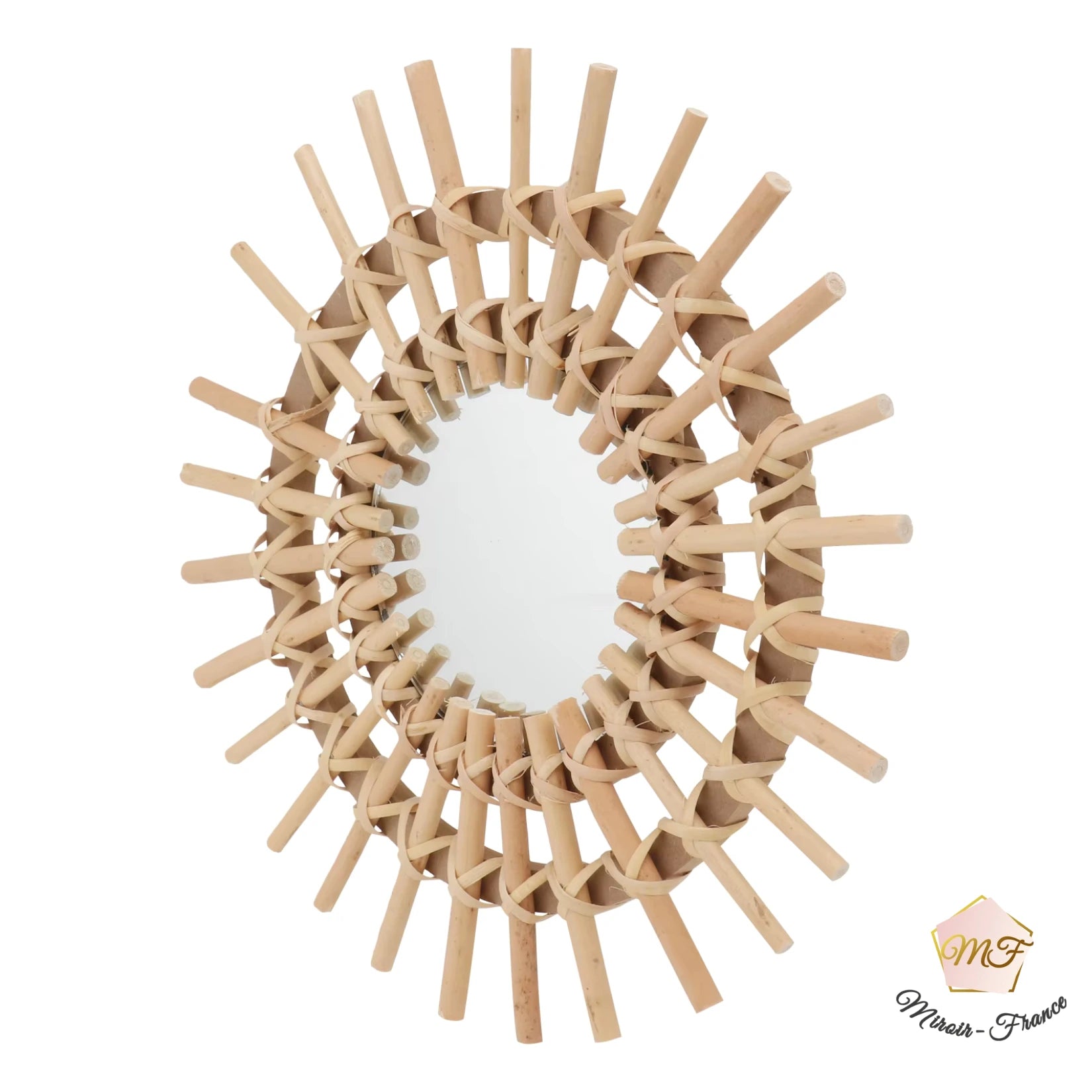 Miroir en rotin pas cher avec une forme originale pour une décoration murale unique et naturelle.