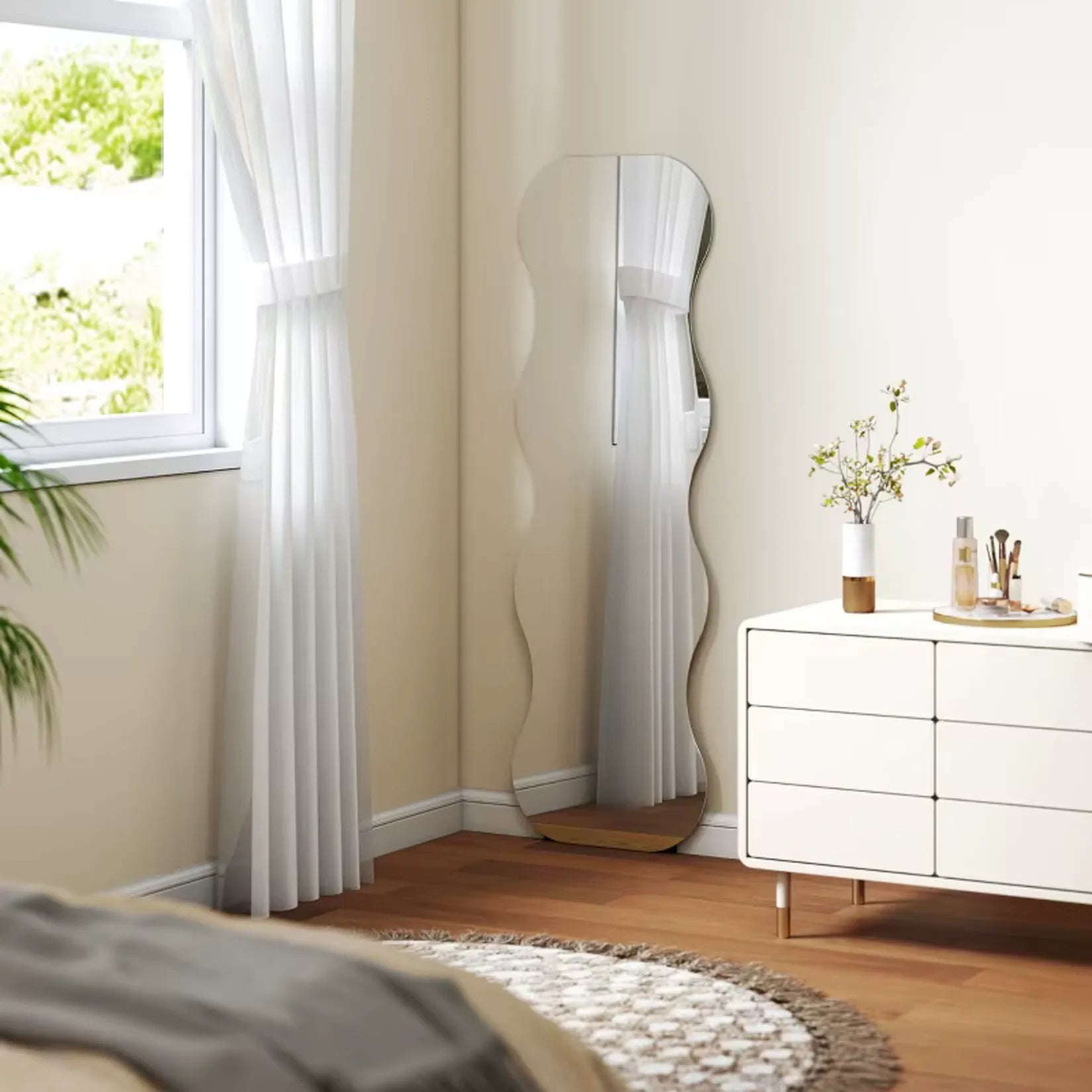 Miroir en Vague chambre appuyé contre le mur décoration contemporaine.