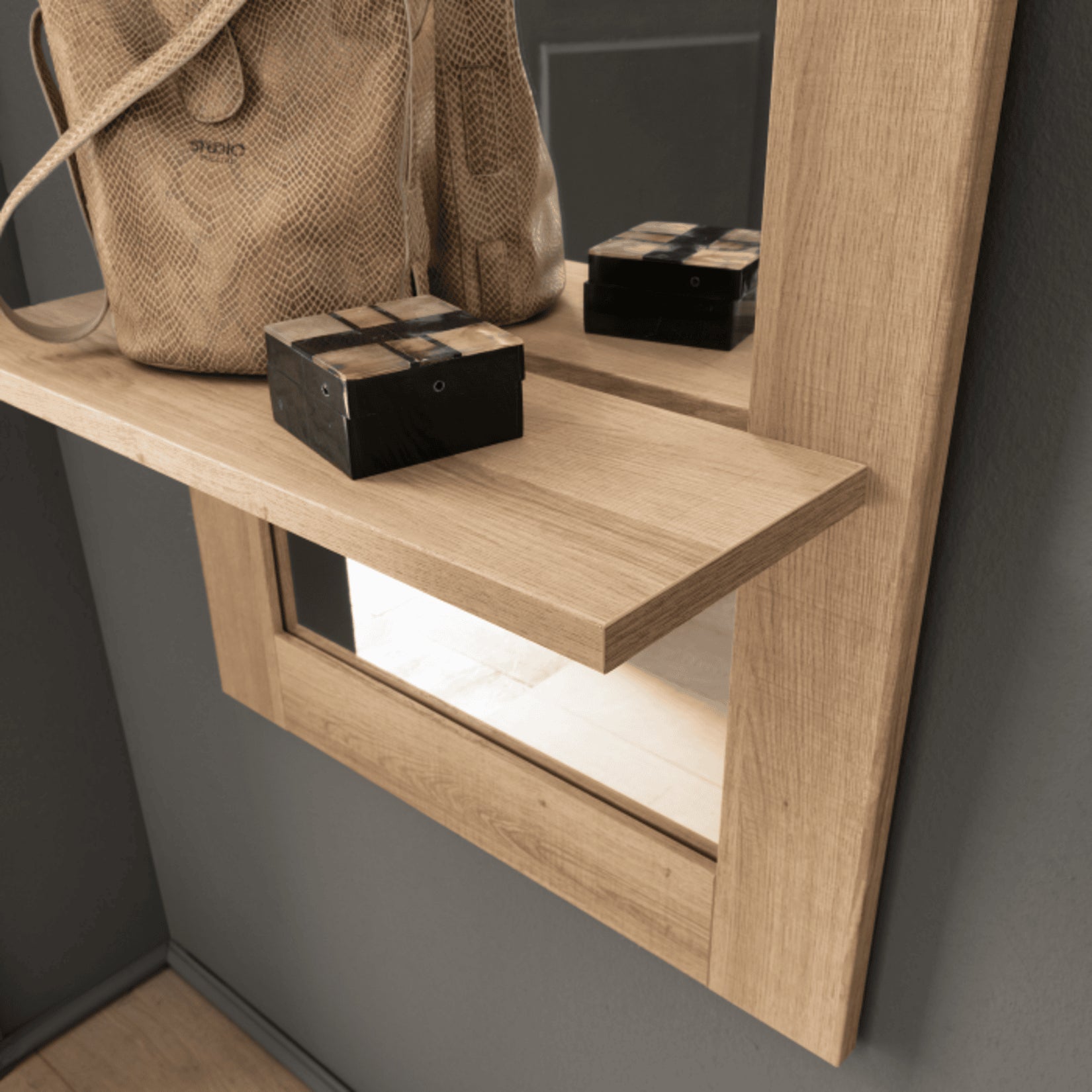 Détail de l'étagère intégrée du miroir étagère bois.