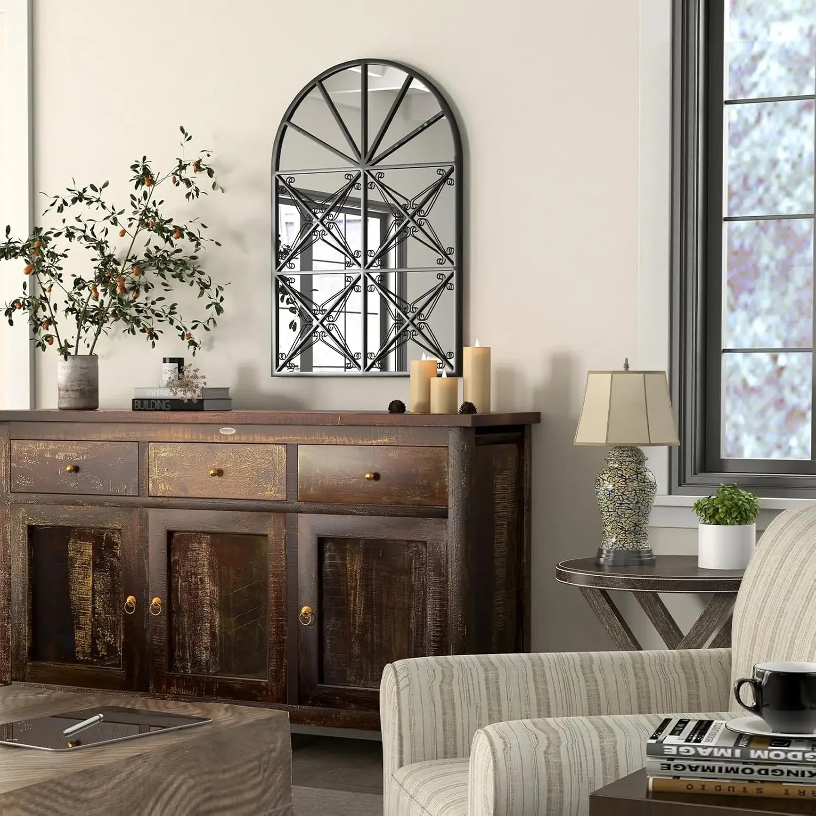 Miroir fenêtre arche noir mat dans un salon avec buffet bois vintage.