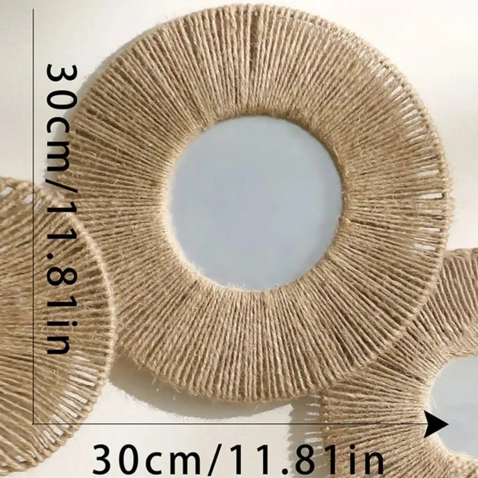 Dimensions du miroir fleur rotin avec un diamètre total de 30 cm et un tressage épais et régulier.