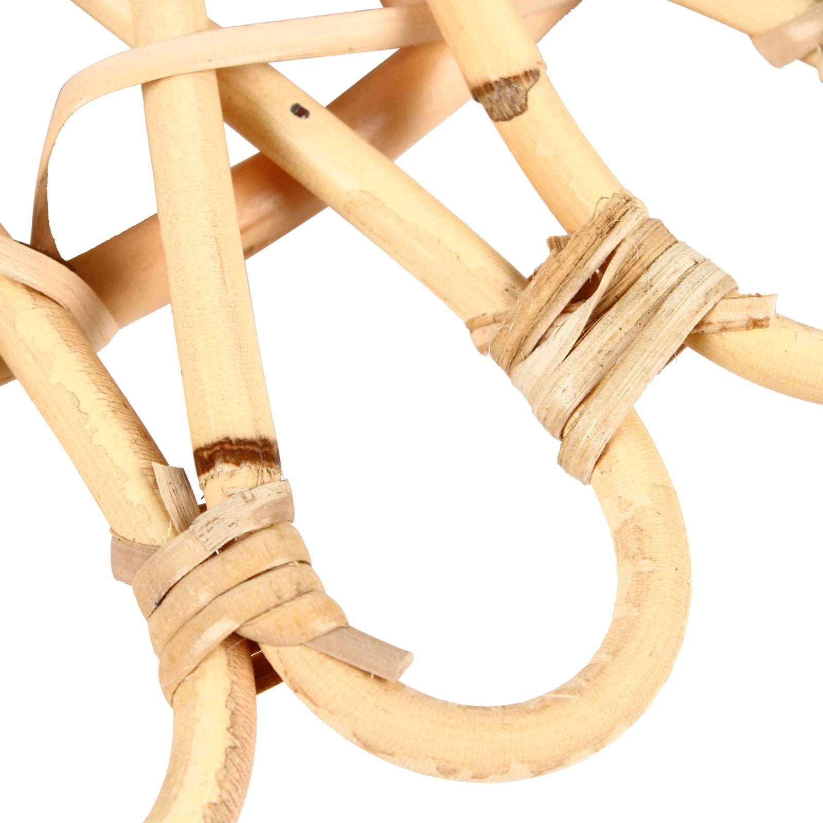 Zoom sur les fibres naturelles du rotin et la qualité de finition manuelle.