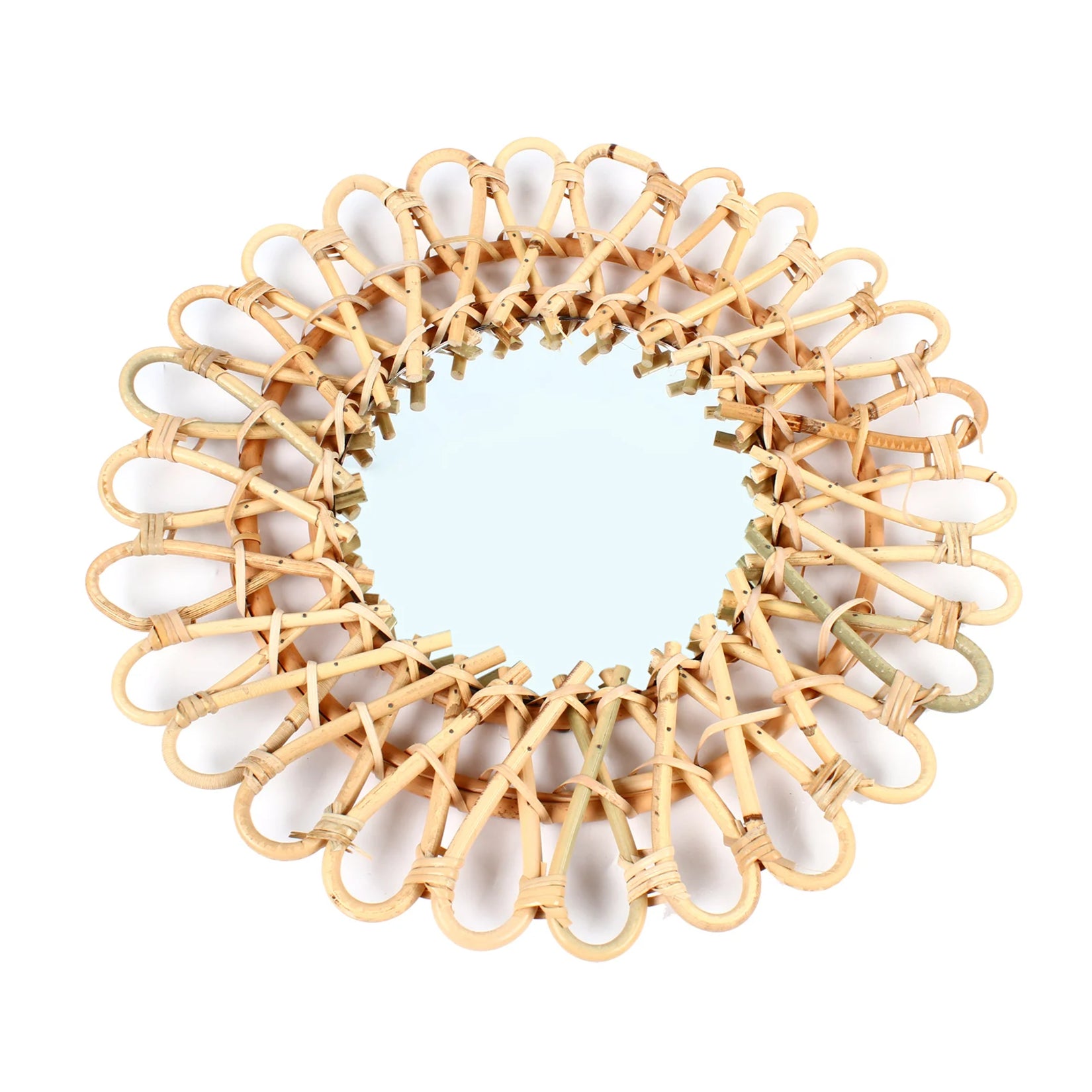Vue de face du miroir fleur en rotin montrant le tressage artisanal et les détails ajourés.