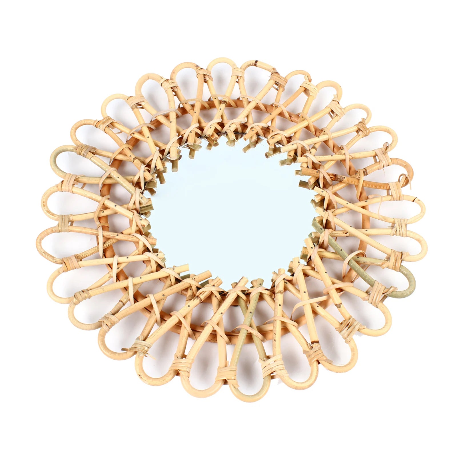 Vue de face du miroir fleur en rotin montrant le tressage artisanal et les détails ajourés.