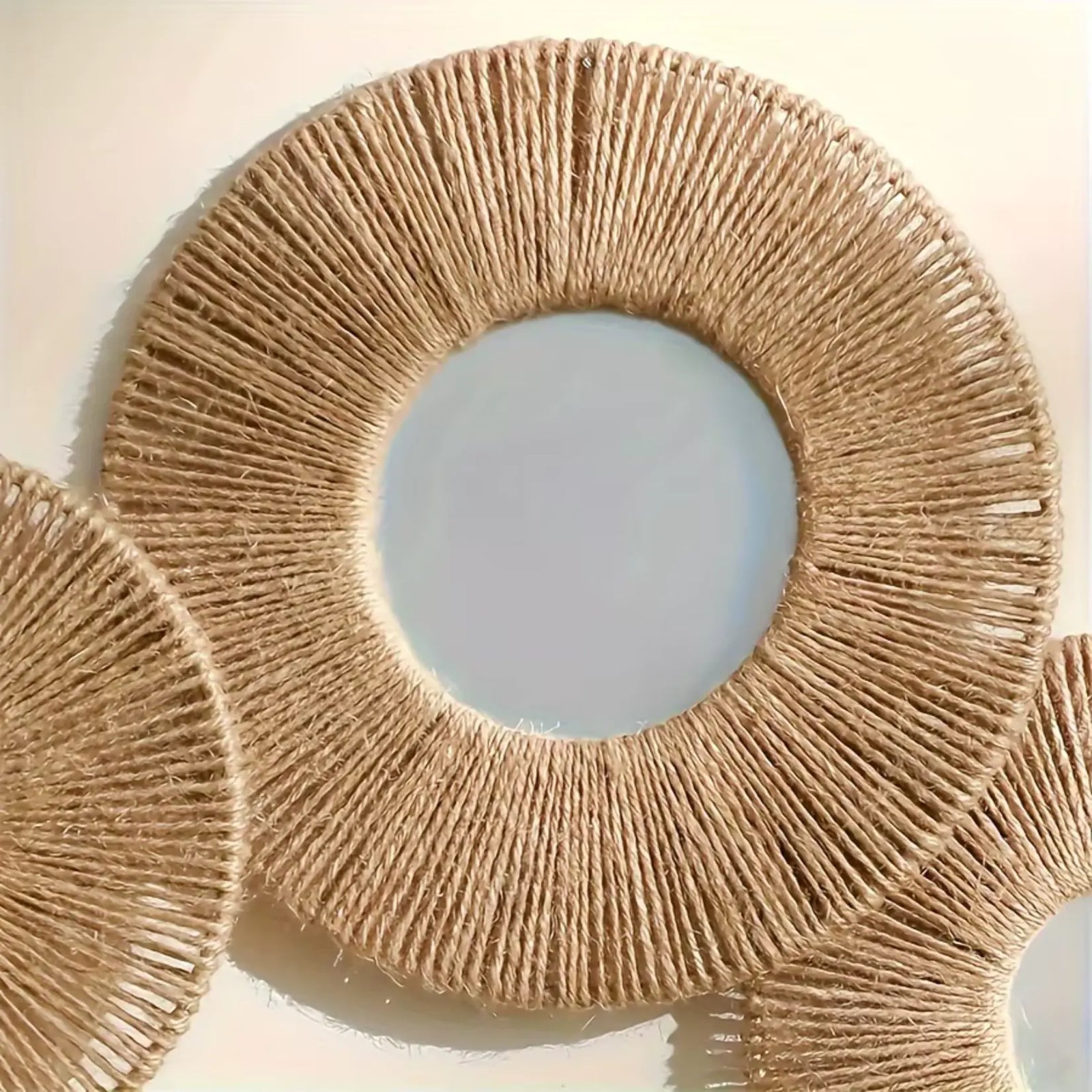 Zoom sur le miroir fleur rotin mettant en valeur son tressage artisanal en fibres naturelles.