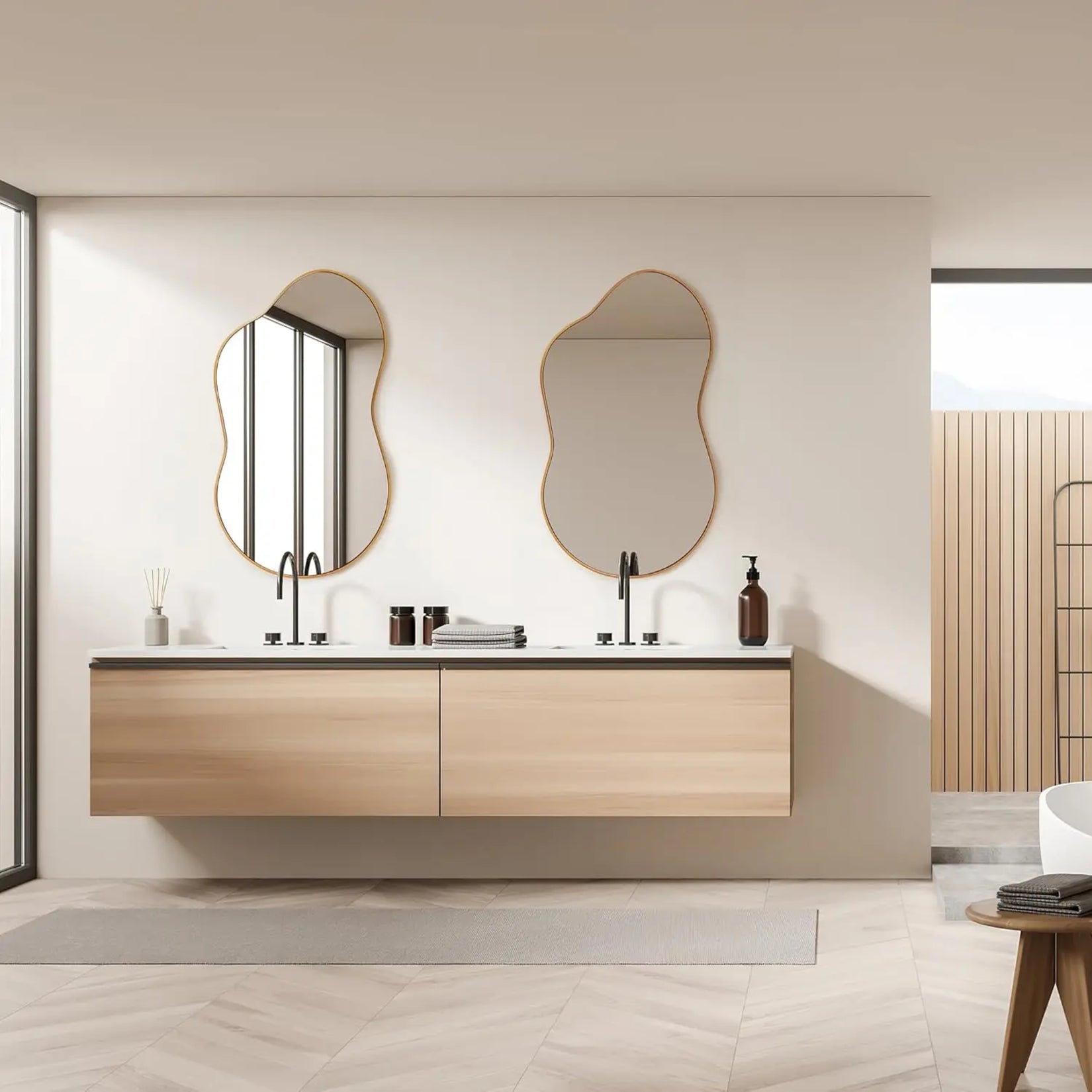 Miroir forme irrégulière avec cadre doré installé au-dessus d’un meuble double vasque.