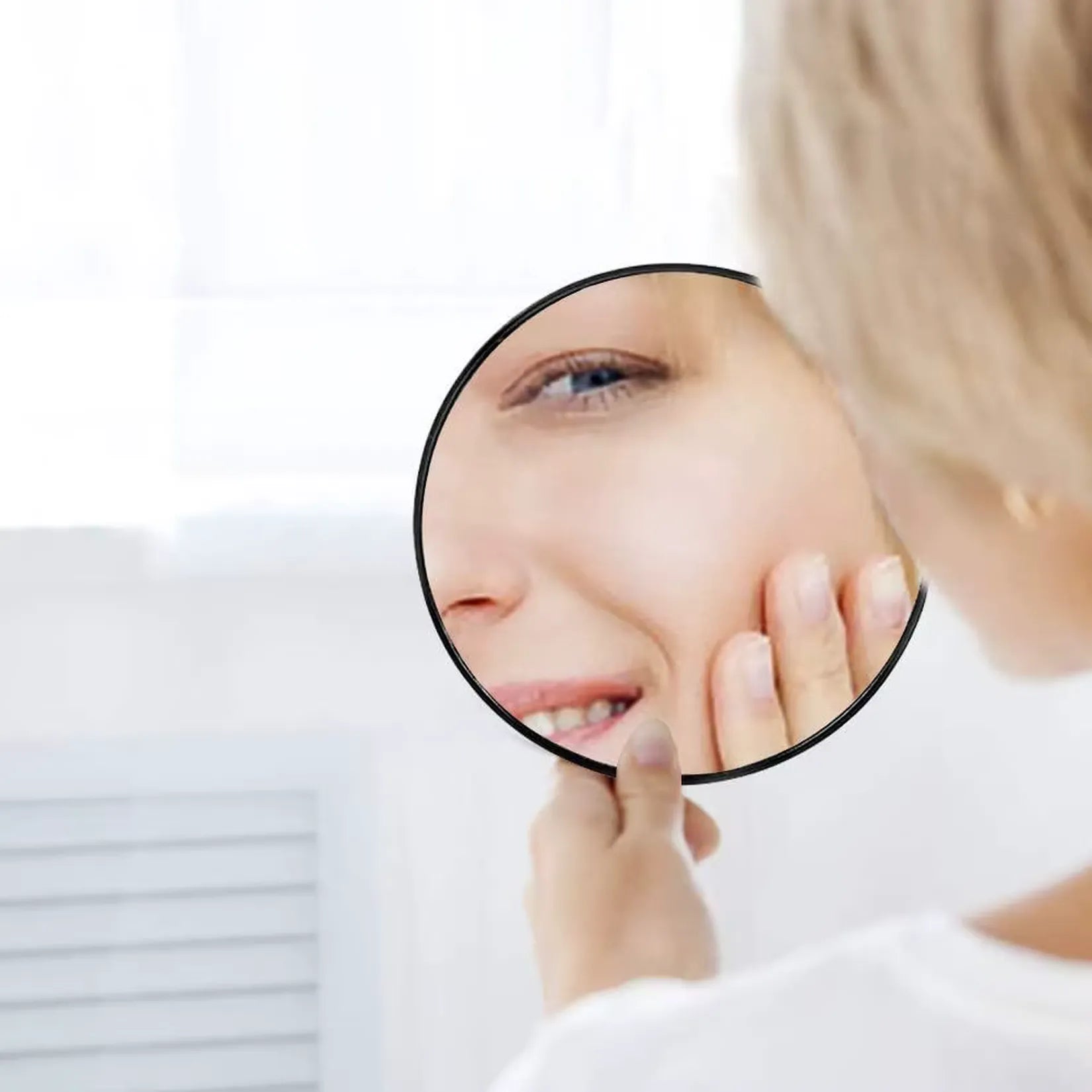 Miroir Grossissant 50 Fois utilisation soins du visage gros plan.