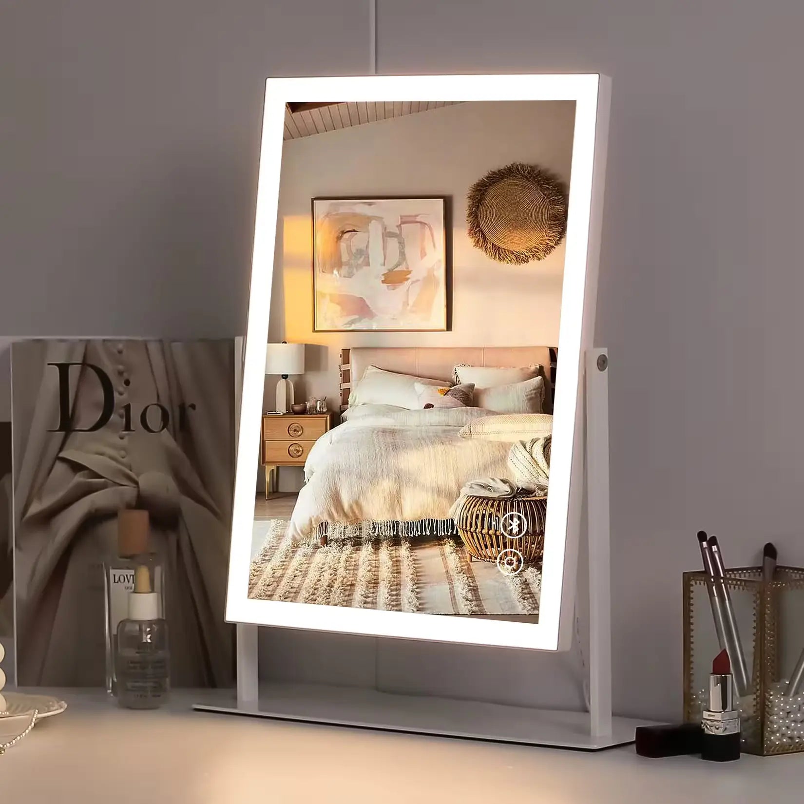 Miroir Grossissant avec Lumiere LED sur coiffeuse ambiance chaleureuse.