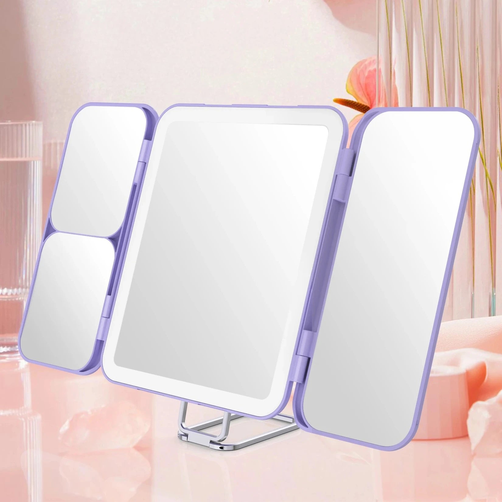 Miroir grossissant lumineux pliable à trois panneaux.