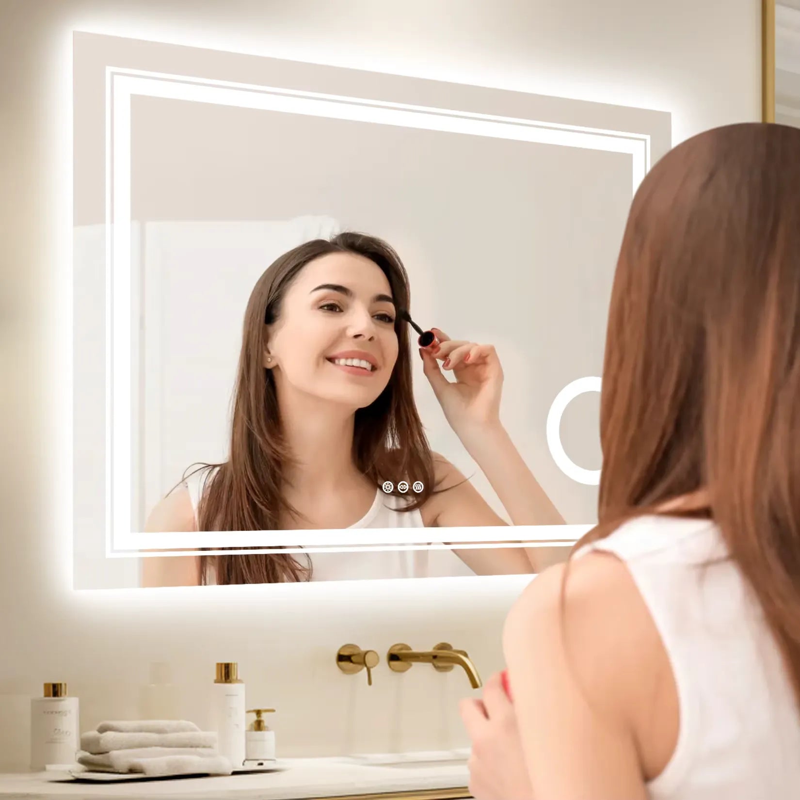 Miroir grossissant mural LED zone 3x utilisé pour application maquillage.