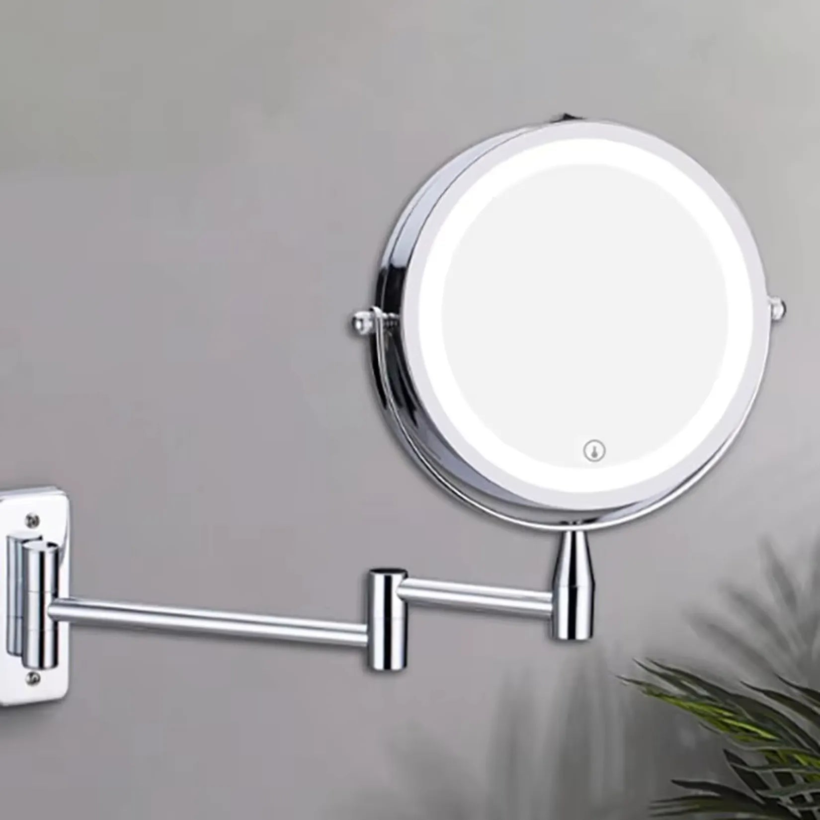 Miroir grossissant mural x10 chromé à bras articulé pliable.