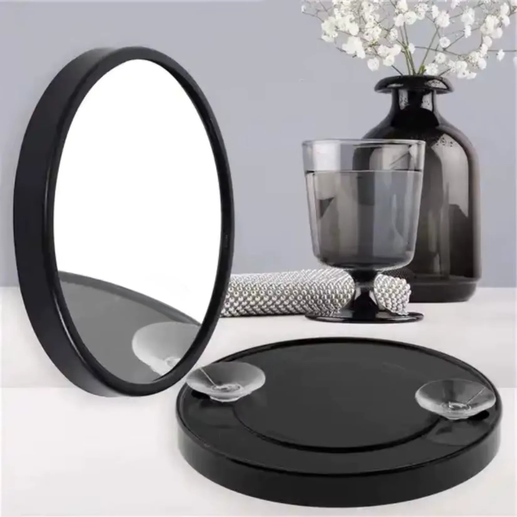 Miroir grossissant à ventouse 30x noir – vue lifestyle sur coiffeuse.
