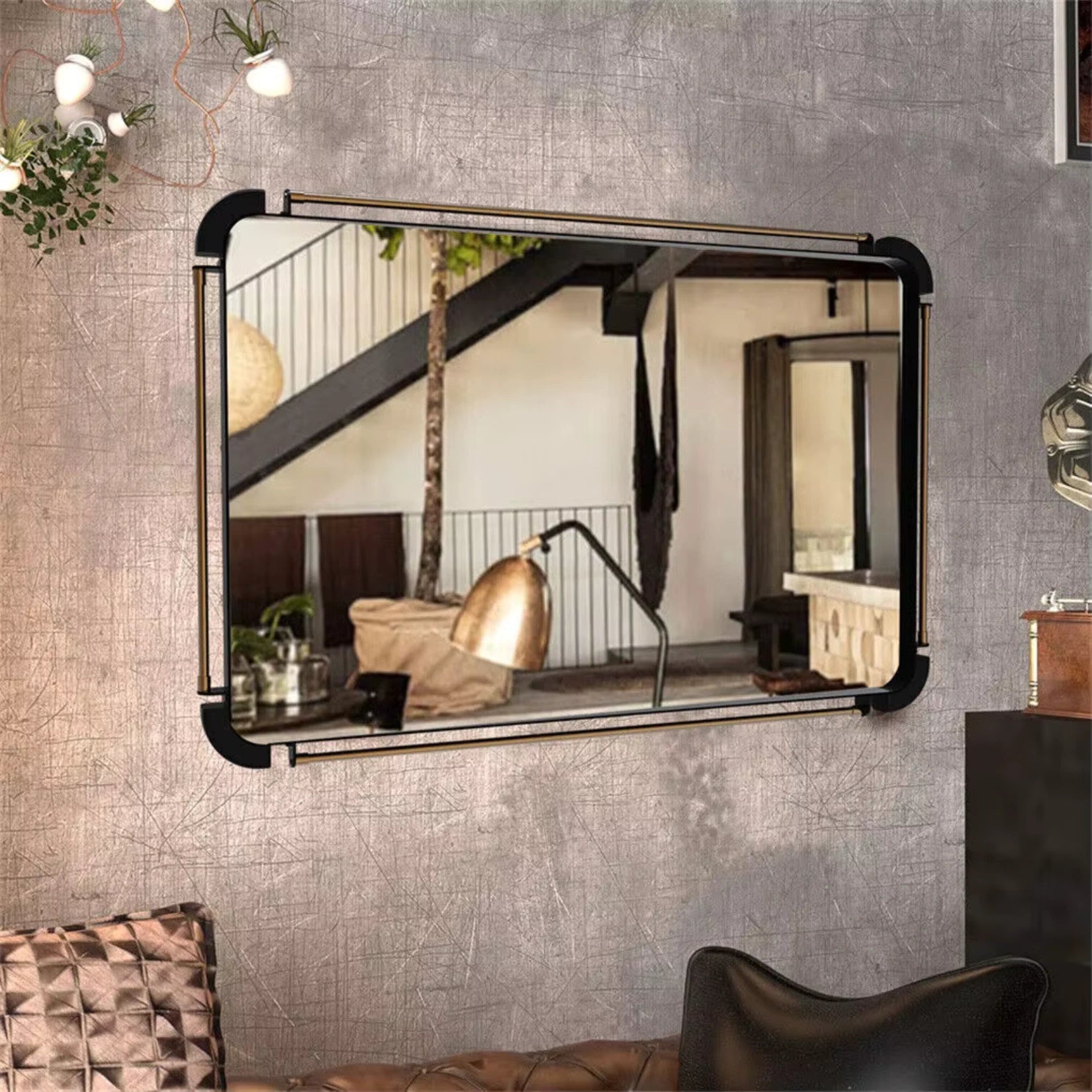 Miroir industriel incroyable fixé sur un mur brut façon loft avec déco vintage.