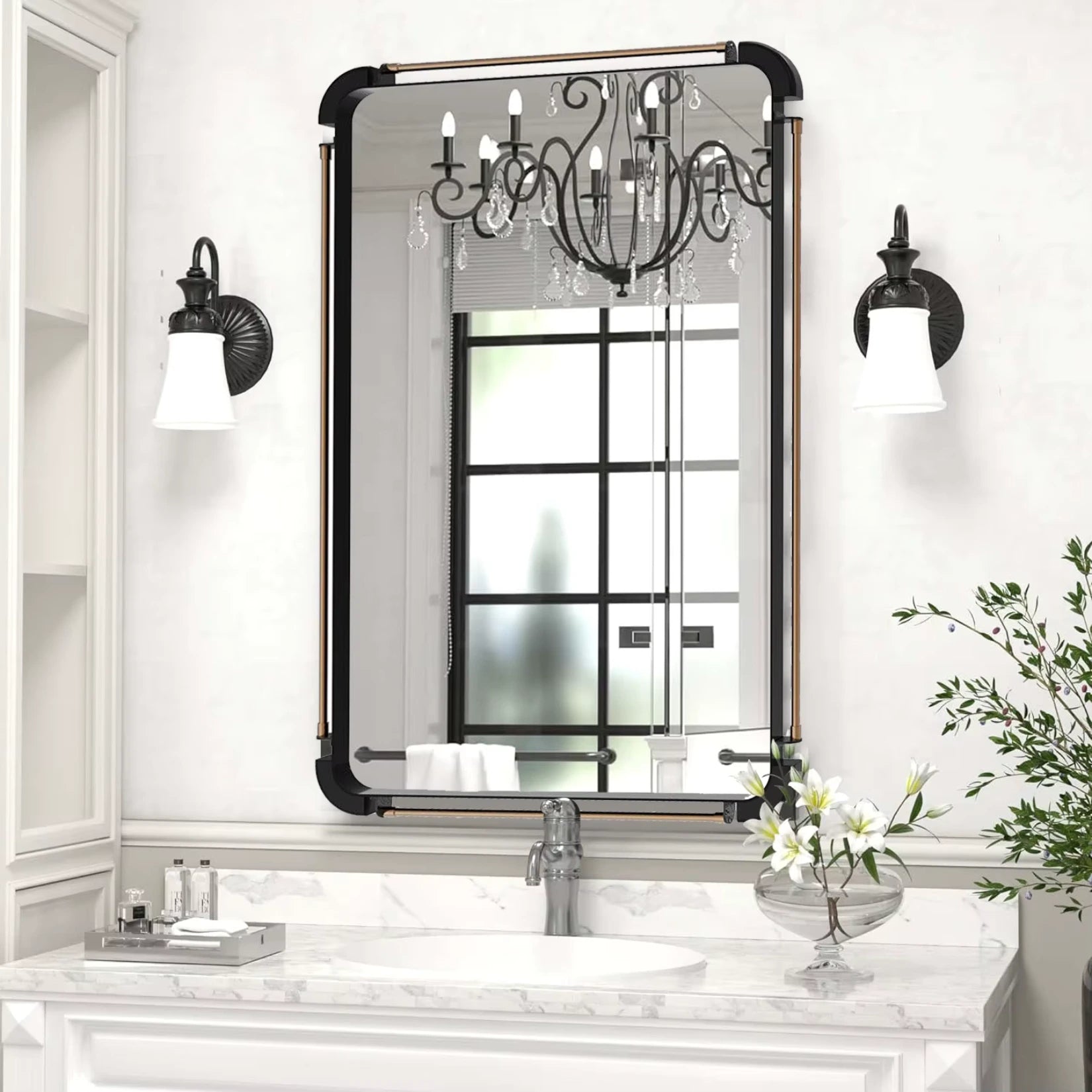 Miroir industriel incroyable intégré dans une salle de bain lumineuse et chic.