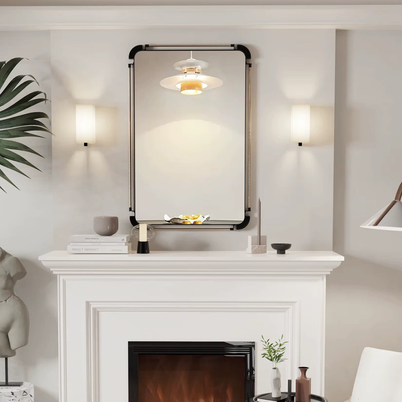 Miroir industriel incroyable installé au-dessus d’une cheminée dans un salon raffiné.