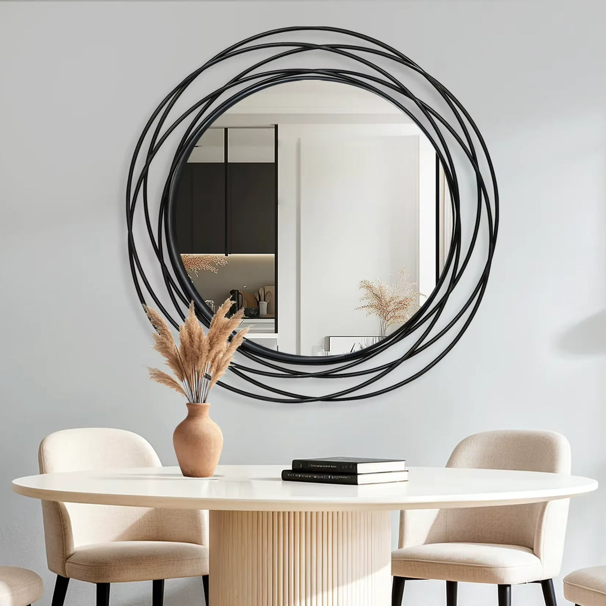Miroir industriel rond au-dessus d’une table de salle à manger, cadre en fil de fer noir.