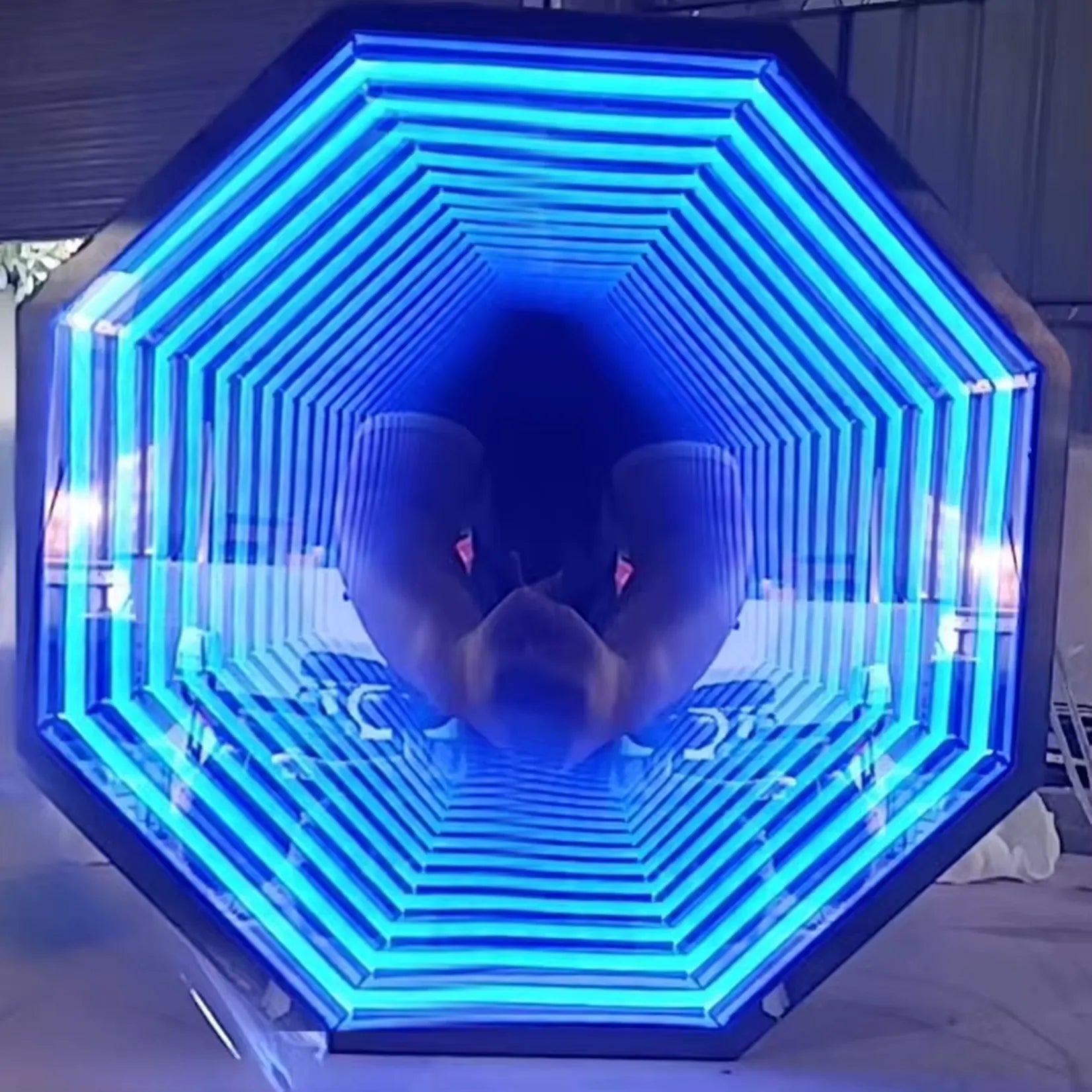 Miroir infini LED grand format – effet 3D bleu turquoise avec reflet.