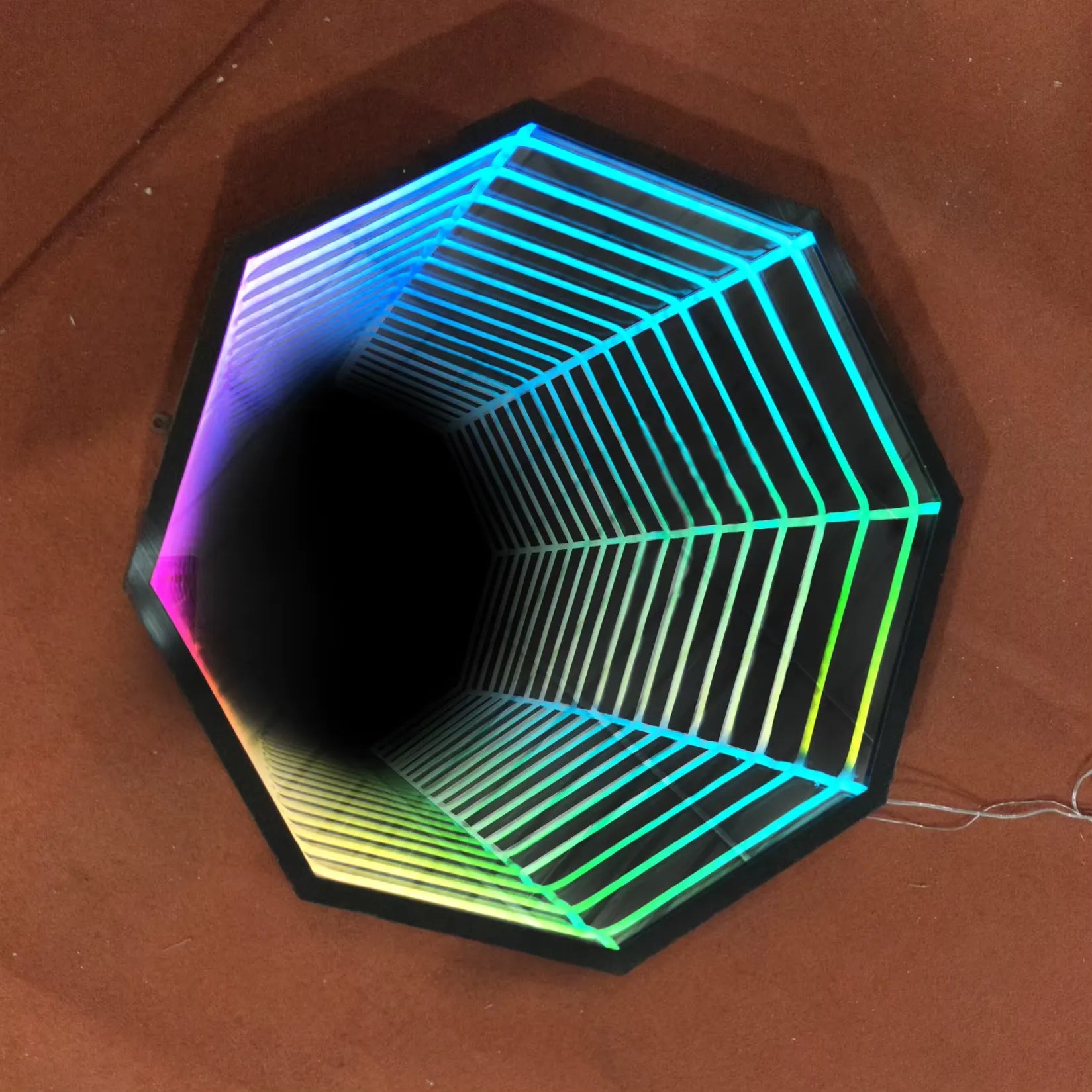 Miroir infini LED hexagonal – effet tunnel 3D RVB cyan et violet.