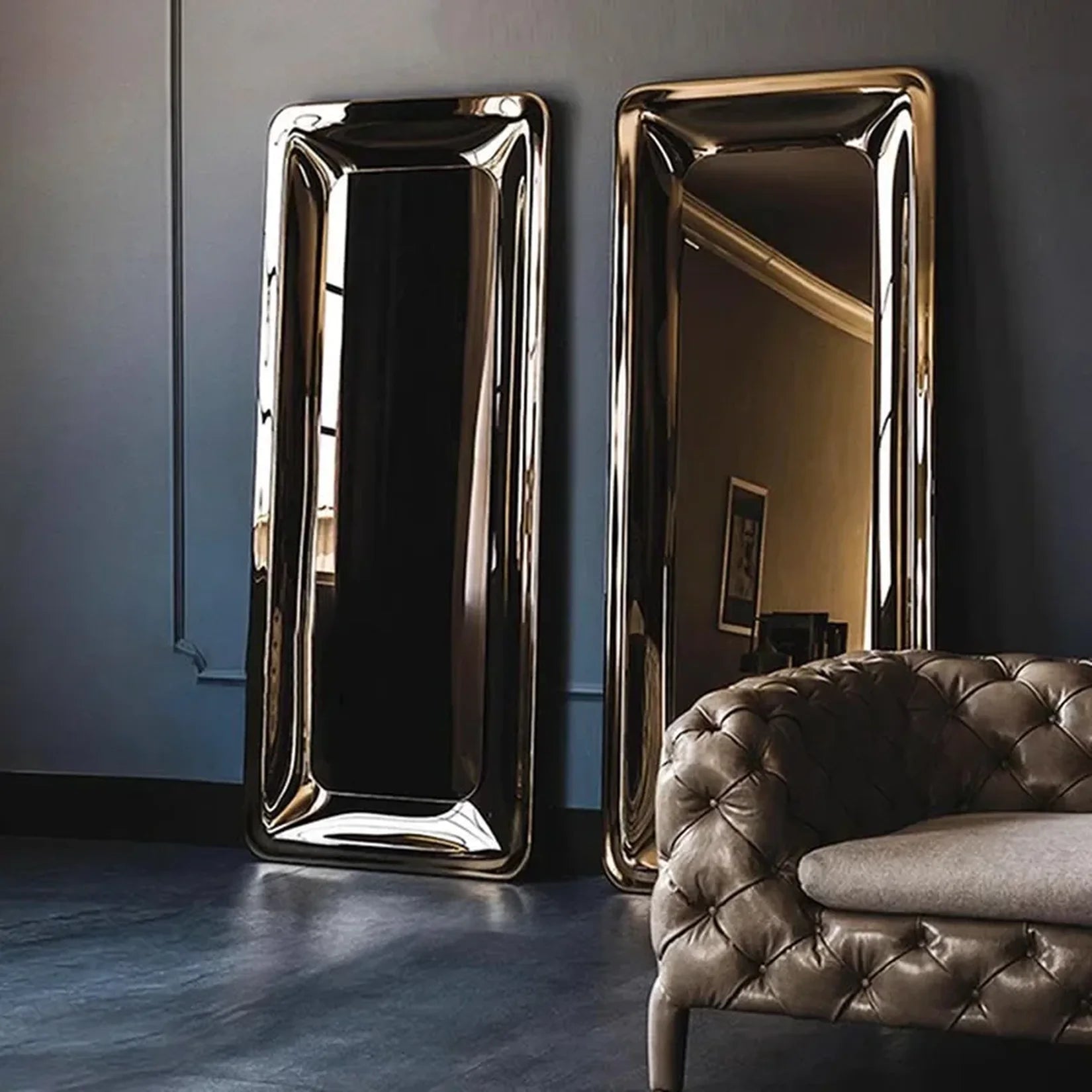 Miroir inox poli chrome et doré dans un salon luxueux.