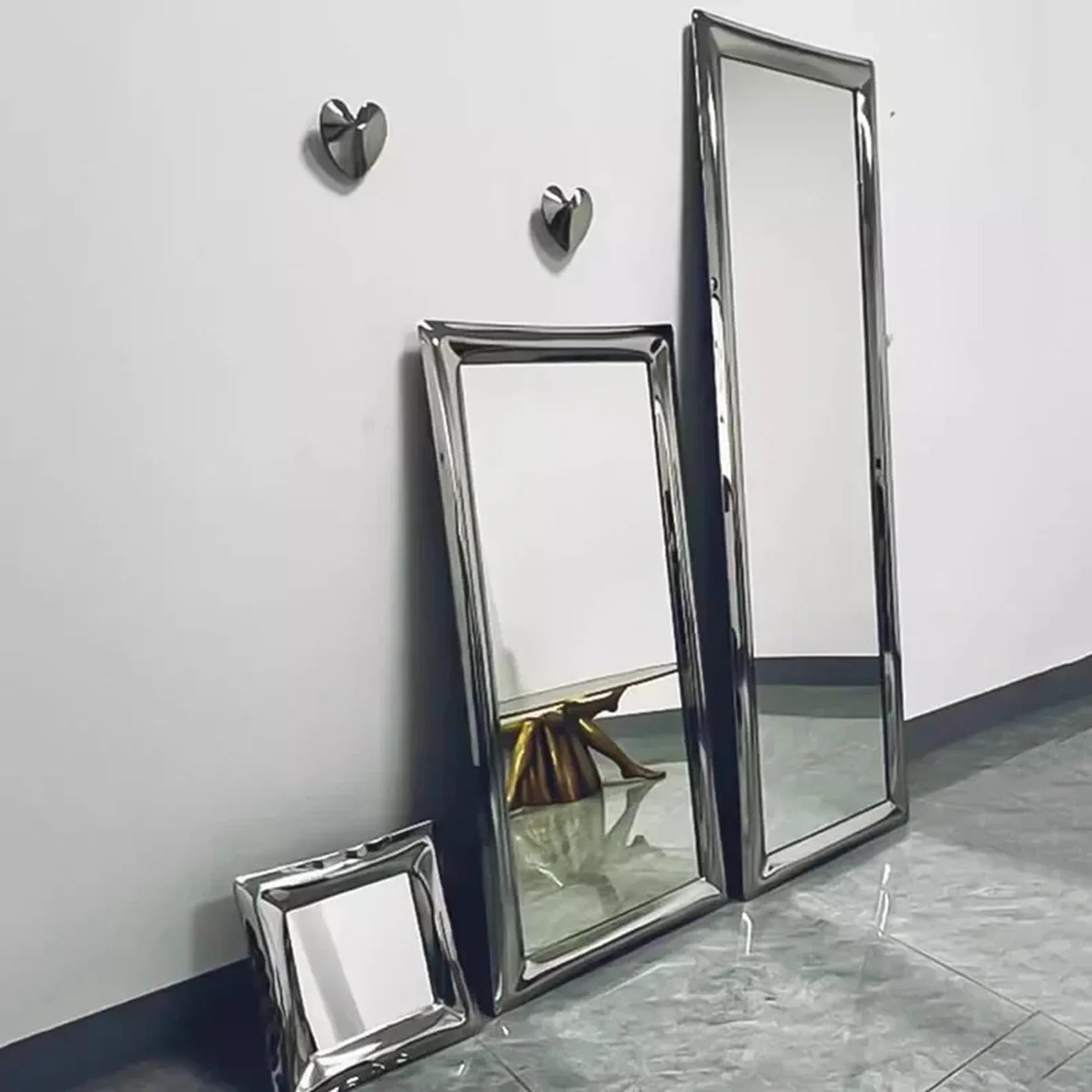 Miroir inox poli Dorian trois formats posés contre un mur.