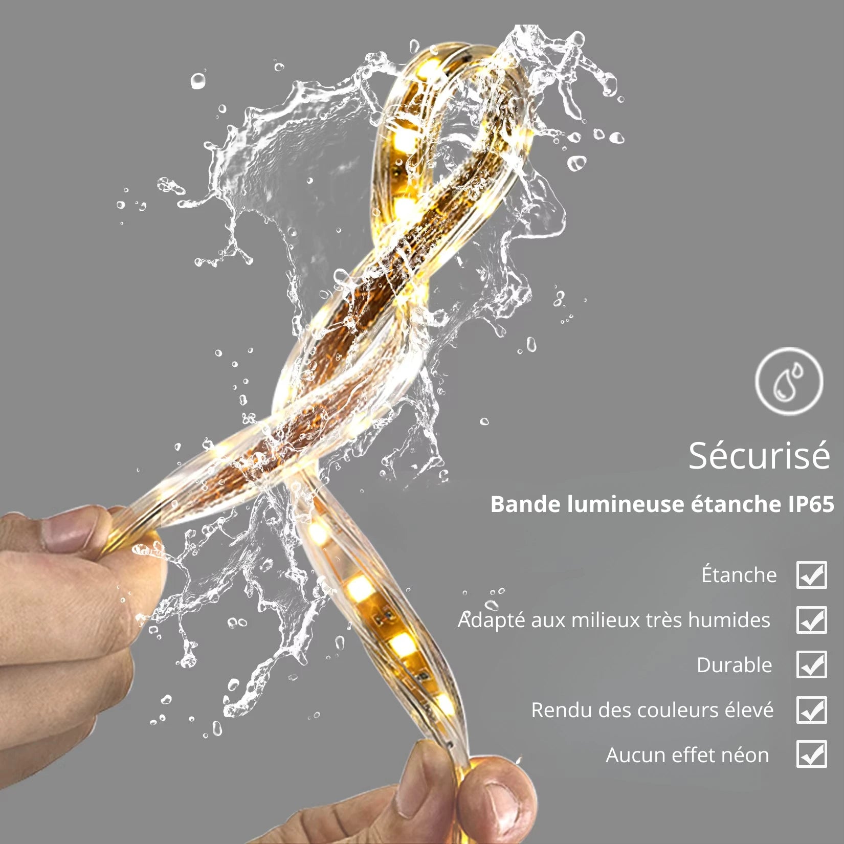 Gros plan sur une bande lumineuse LED étanche IP65 en fonctionnement avec éclaboussures d’eau.