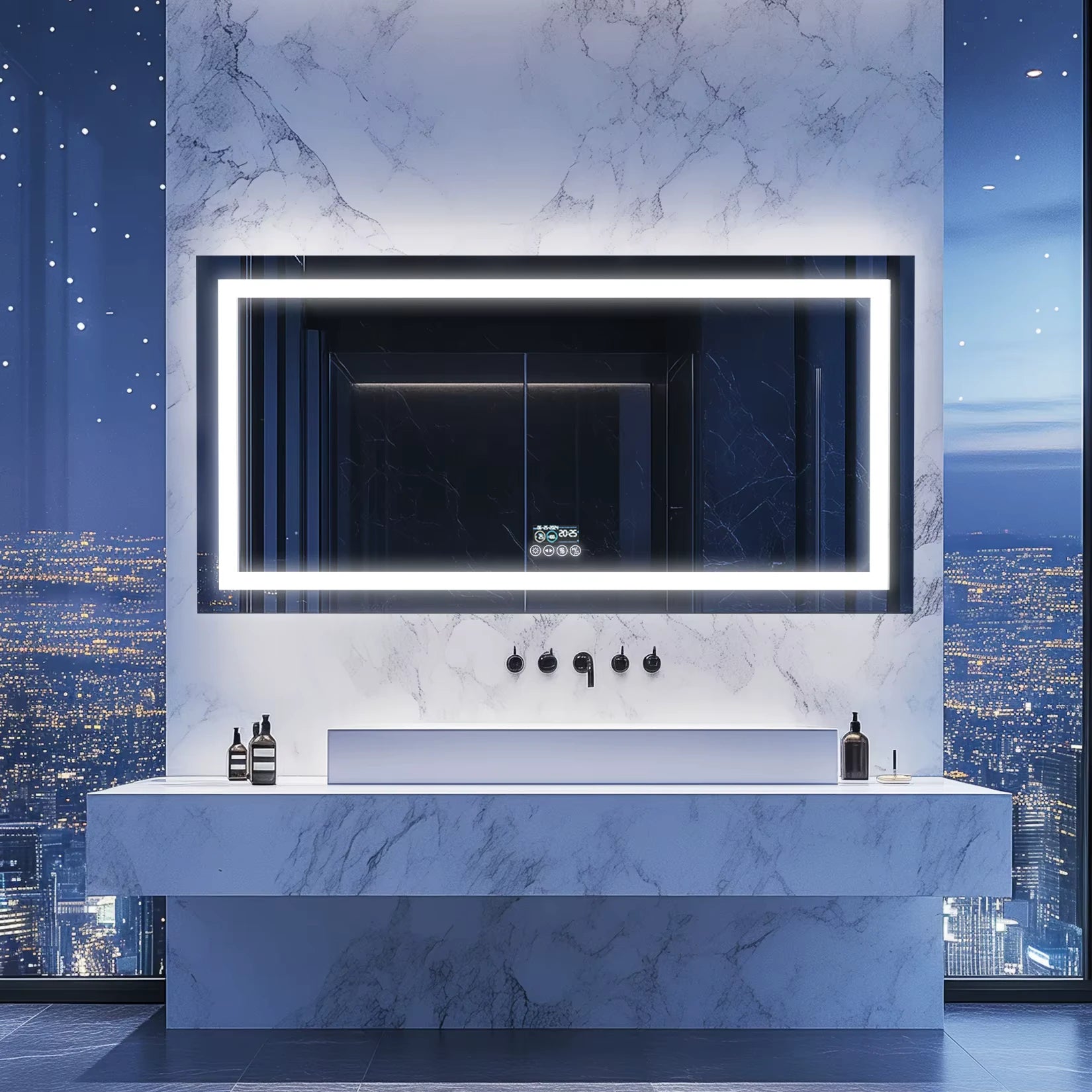 Grand miroir LED panoramique installé dans une salle de bain avec vue sur la ville de nuit.
