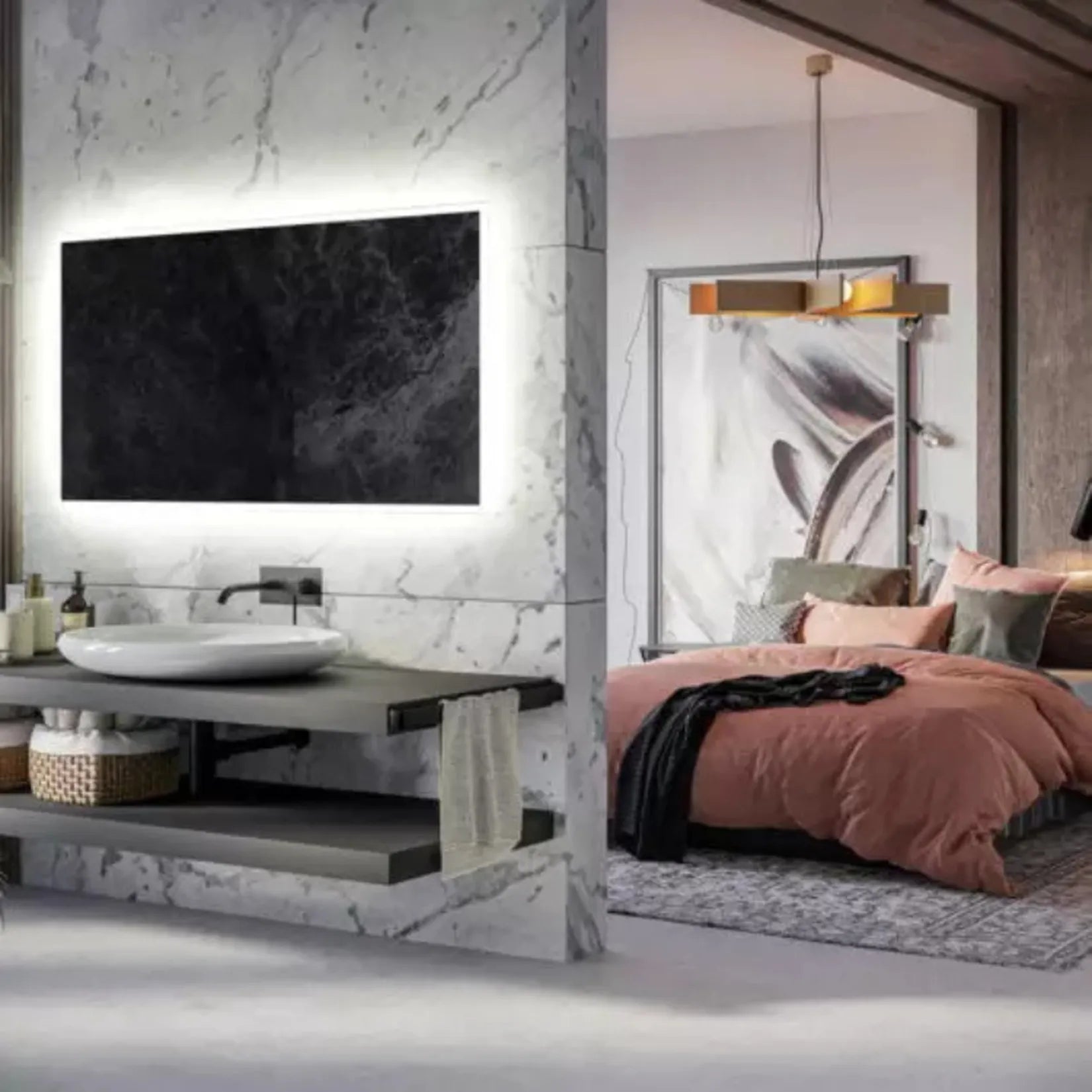 Miroir LED sur mesure sans cadre, halo lumineux projeté sur un mur en marbre de suite parentale.