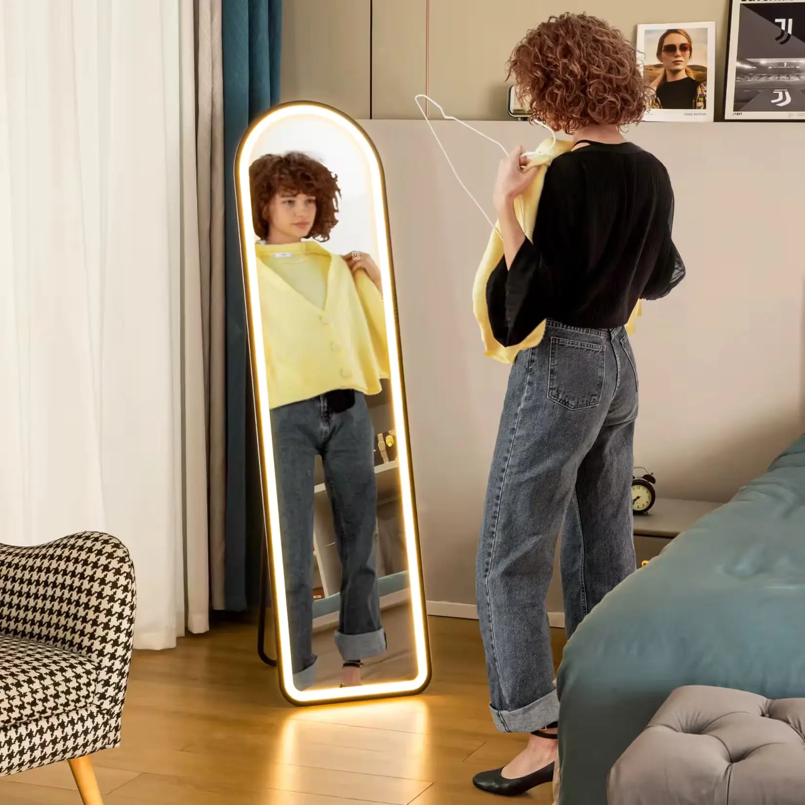 Miroir long sur pied avec éclairage LED blanc chaud pour essayage de vêtements.