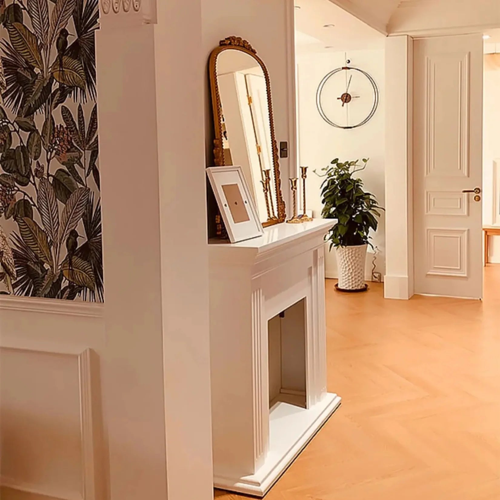 Miroir Louis Philippe doré pour entrée de maison.