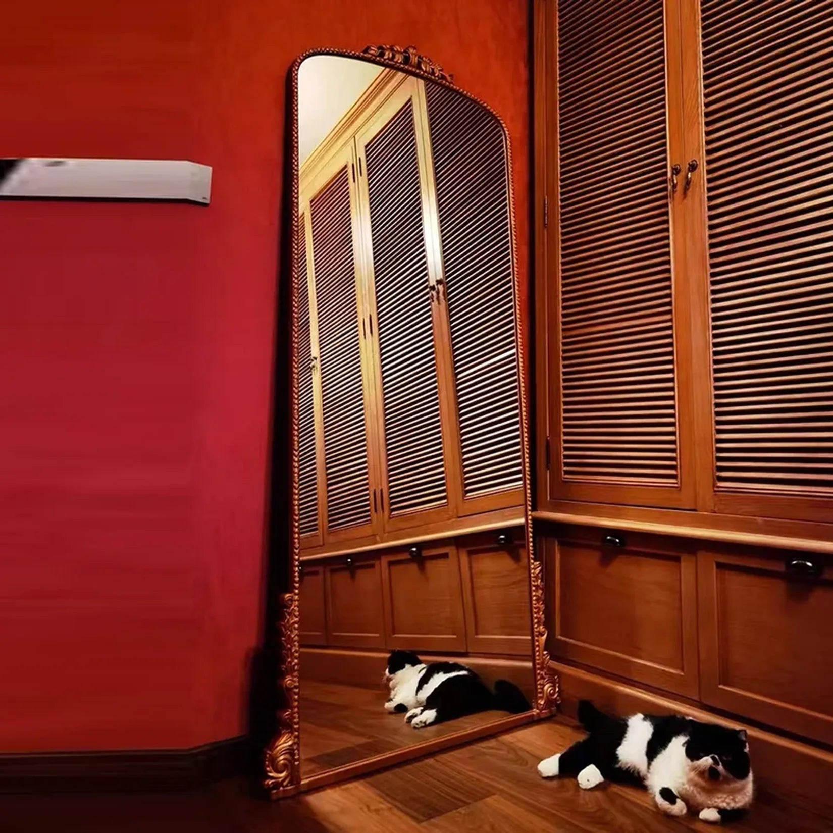 Miroir Louis Philippe doré grande taille sur pied.