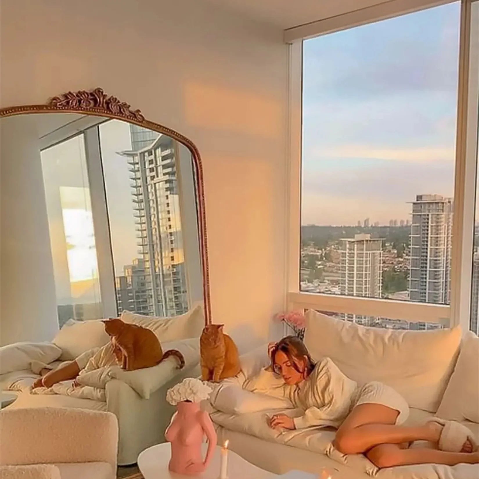 Miroir Louis Philippe doré dans salon contemporain.