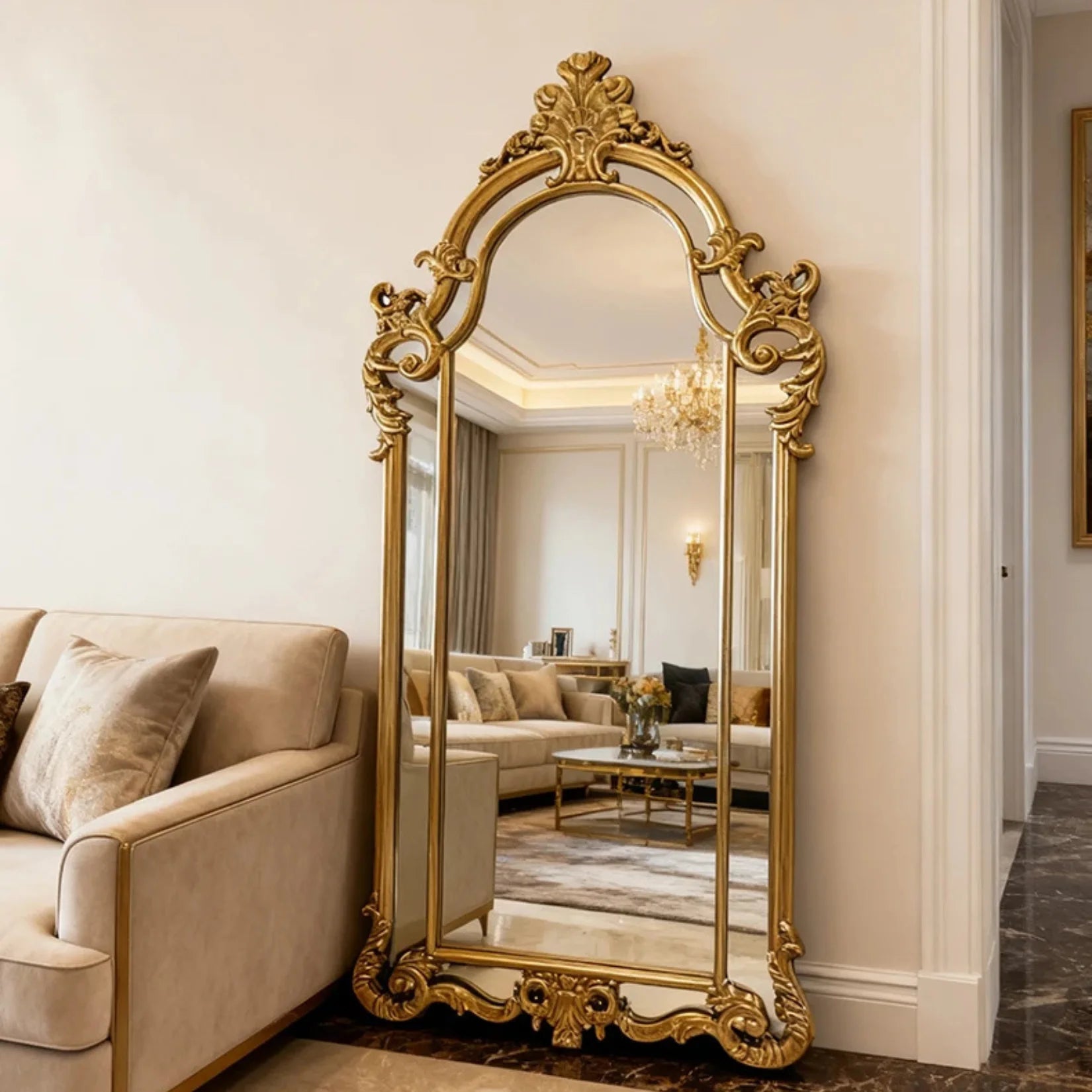 Miroir Louis XV baroque doré dans salon luxueux.