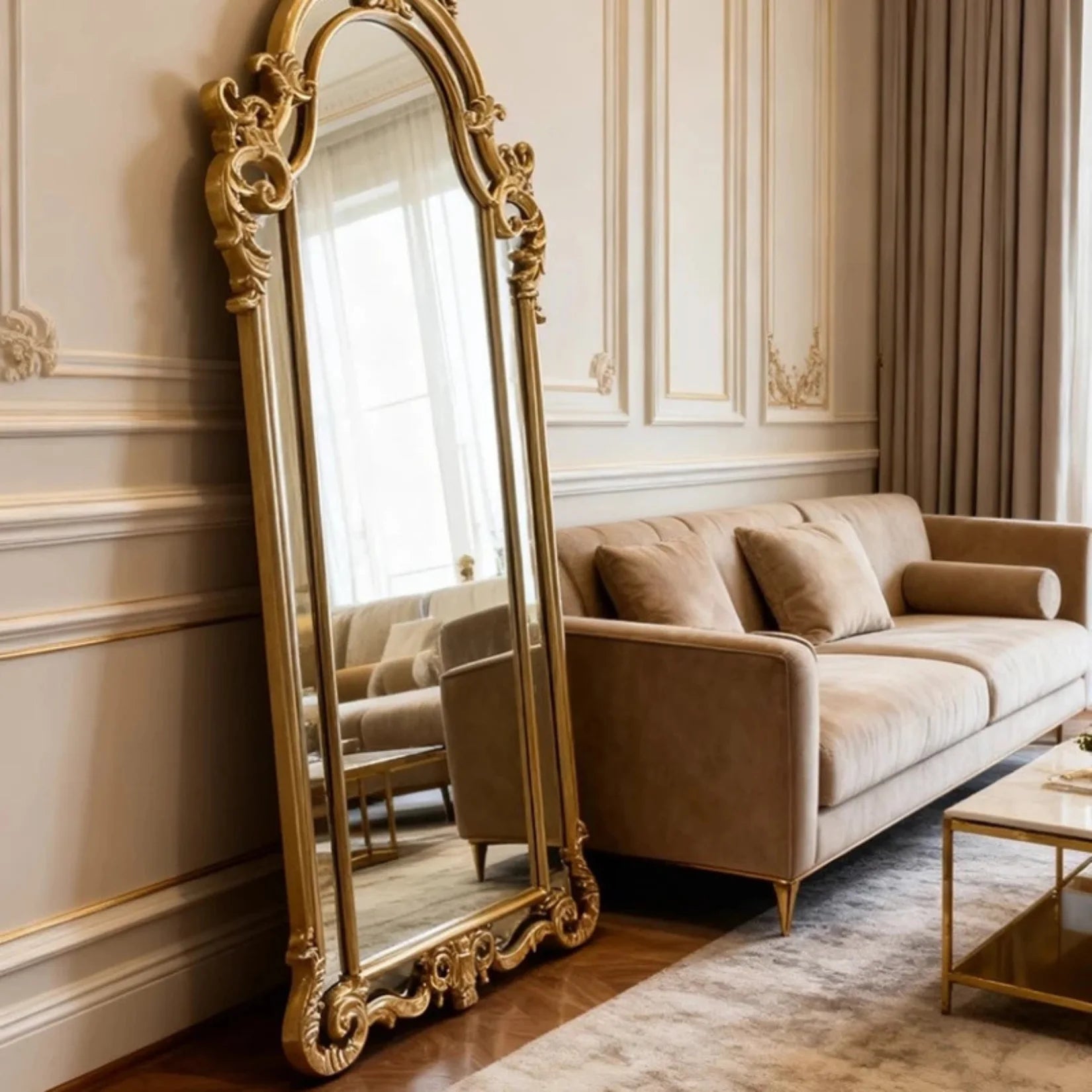 Miroir Louis XV avec cadre sculpté posé contre boiseries blanches.