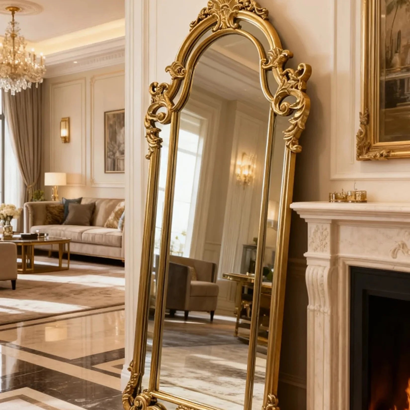 Miroir Louis XV sur pied près d'une cheminée en marbre.