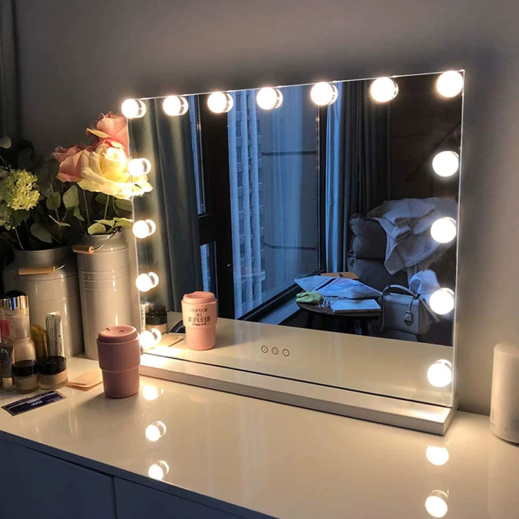 Miroir lumineux maquillage illuminant une coiffeuse avec ambiance tamisée.
